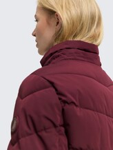 Puffer-Jacke mit abnehmbarer Kapuze - bordeaux red - Detail-Model-Ansicht