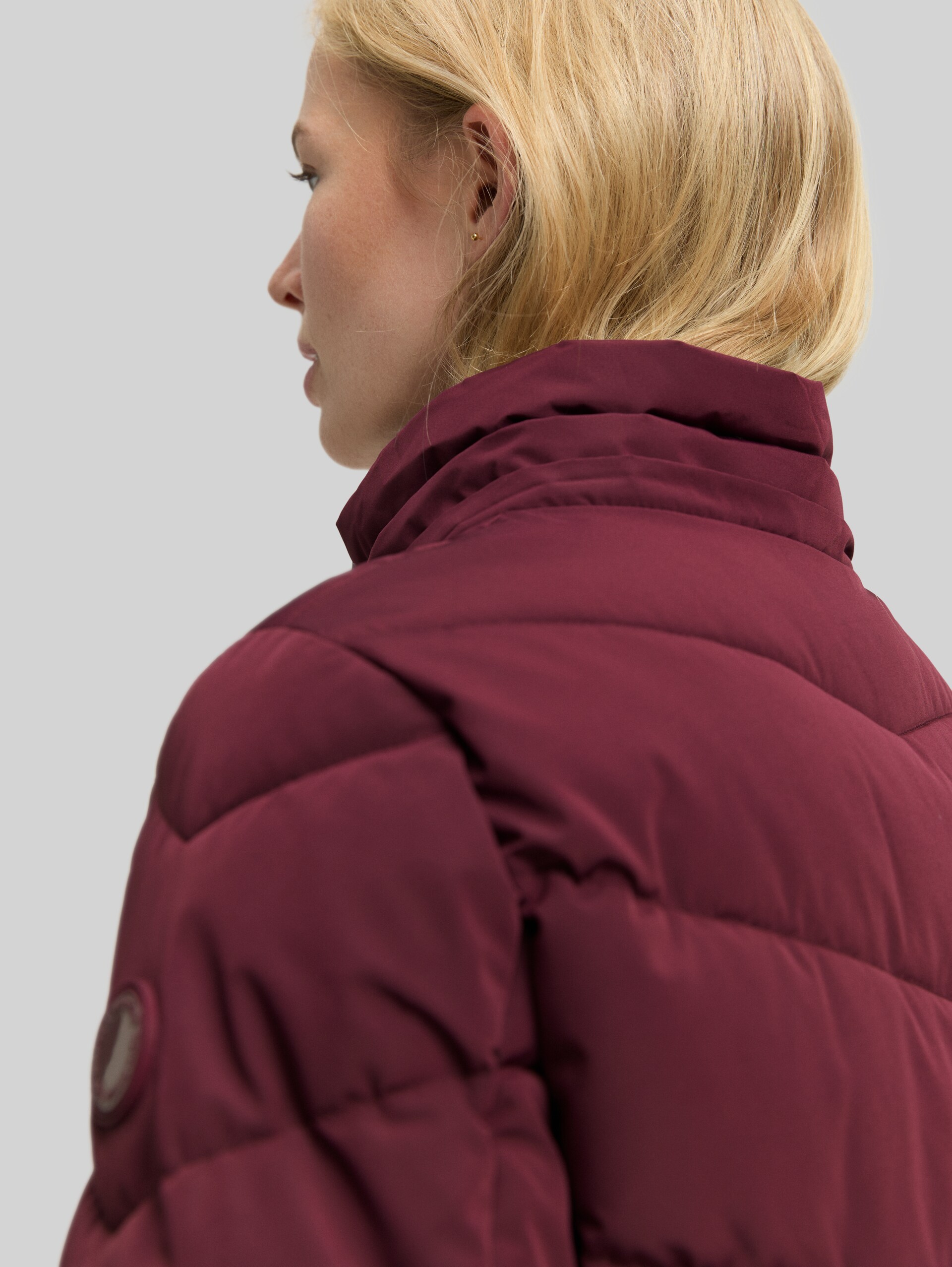 Puffer jacket with detachable hood - bordeaux red - Detail model view