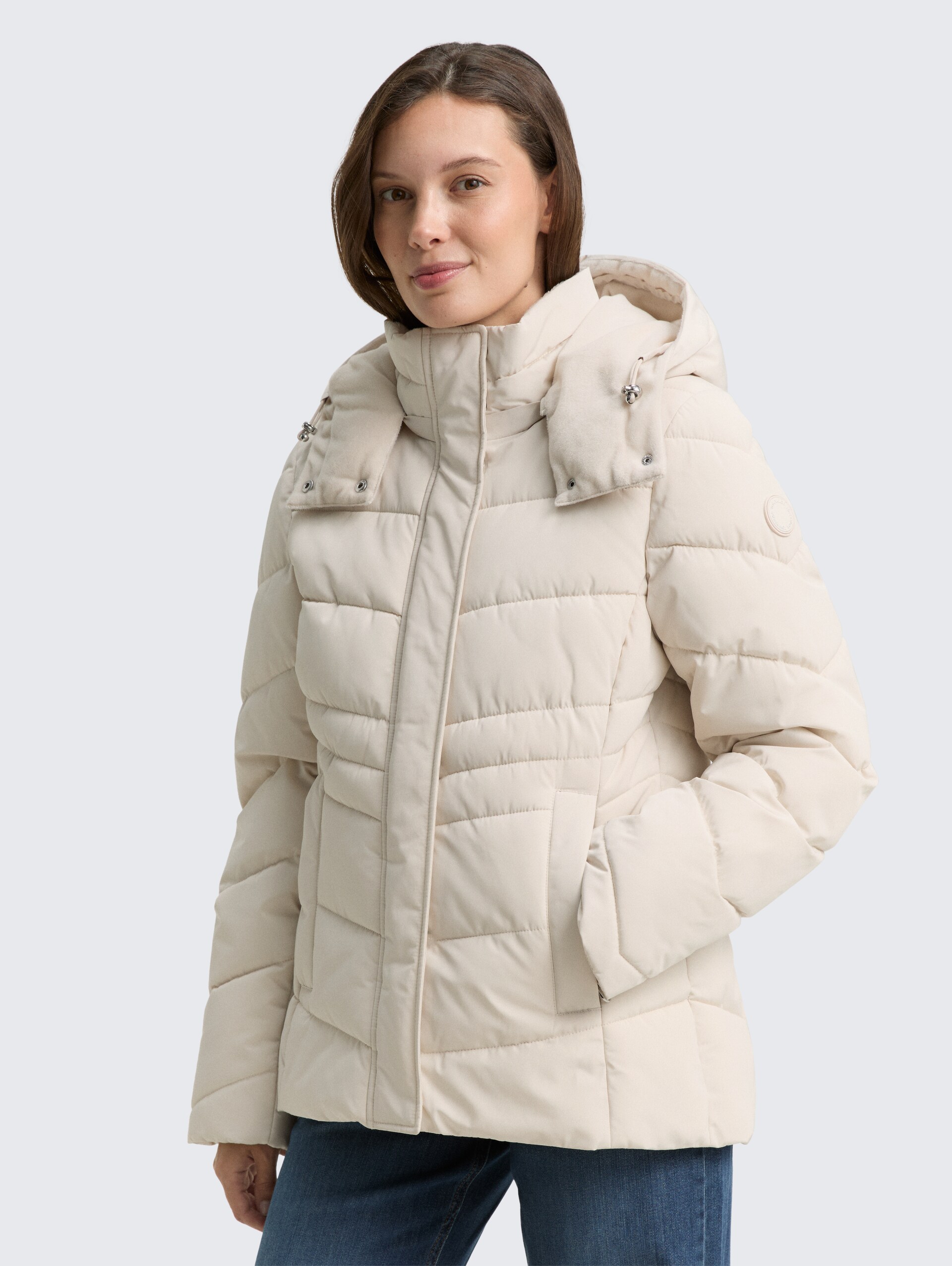 Puffer-Jacke mit abnehmbarer Kapuze - cold beige - Model-Vorderansicht