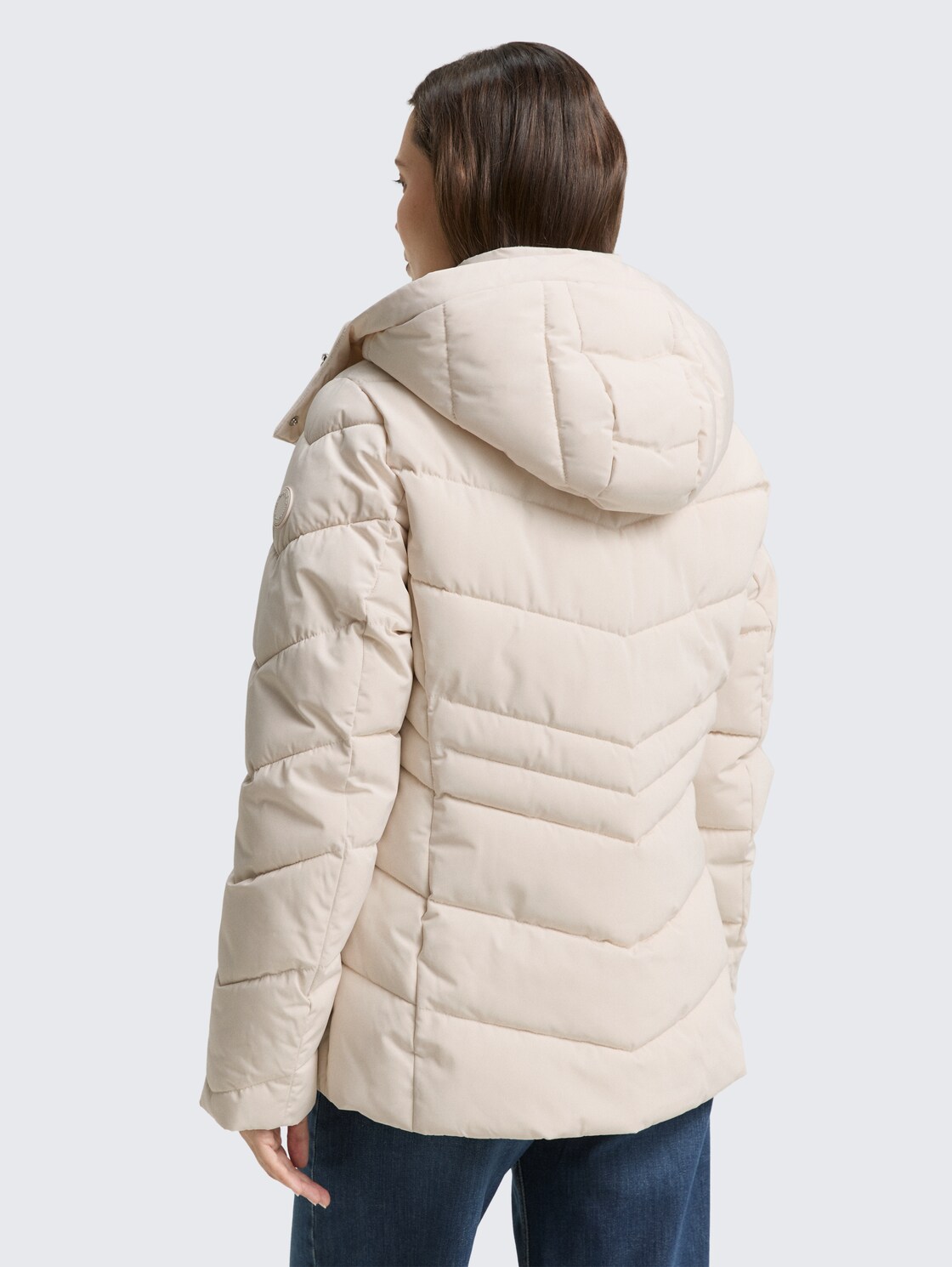 Puffer-Jacke mit abnehmbarer Kapuze - cold beige - Model-Rückansicht