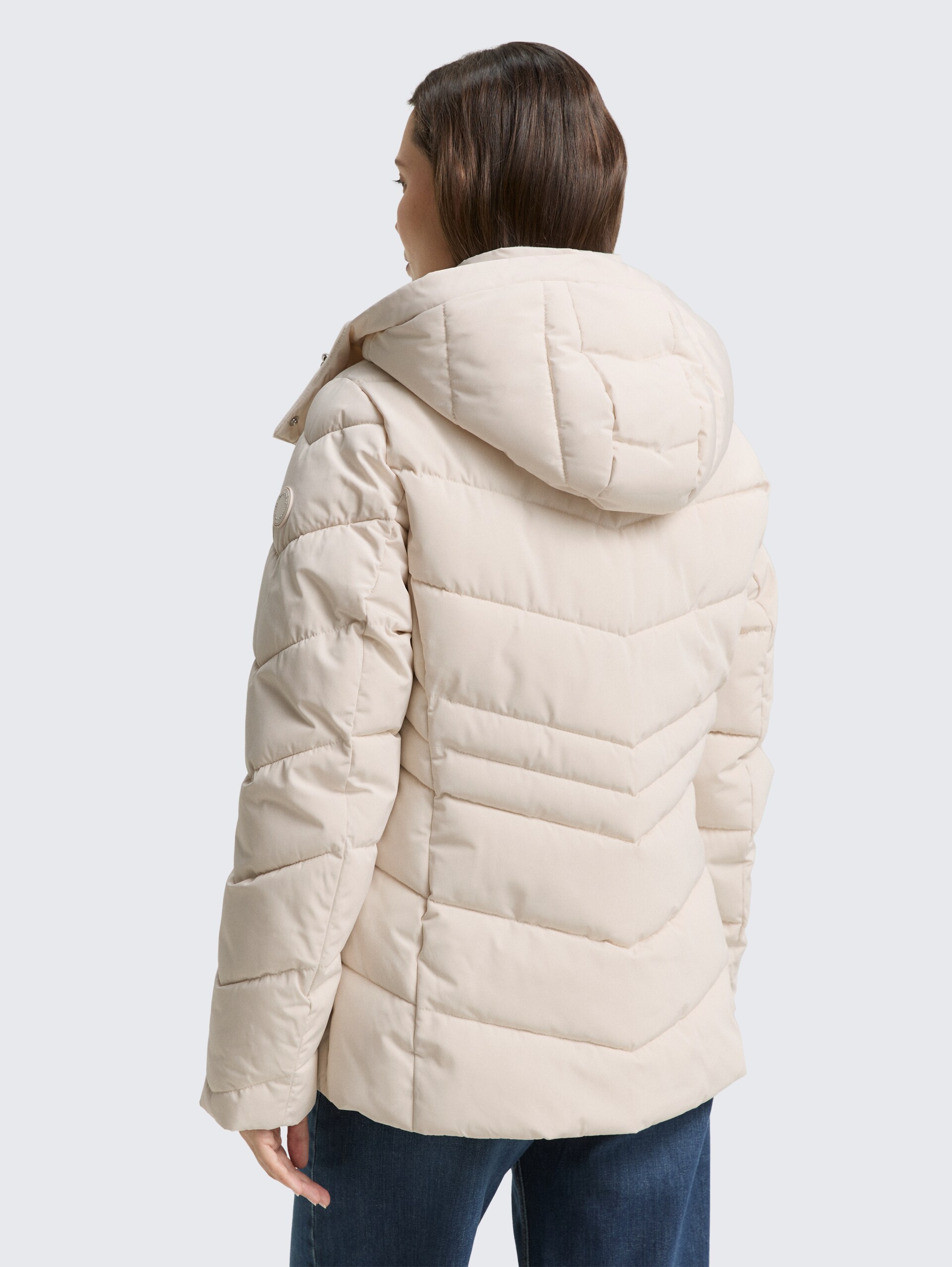 Puffer-Jacke mit abnehmbarer Kapuze - cold beige - Model-Rückansicht