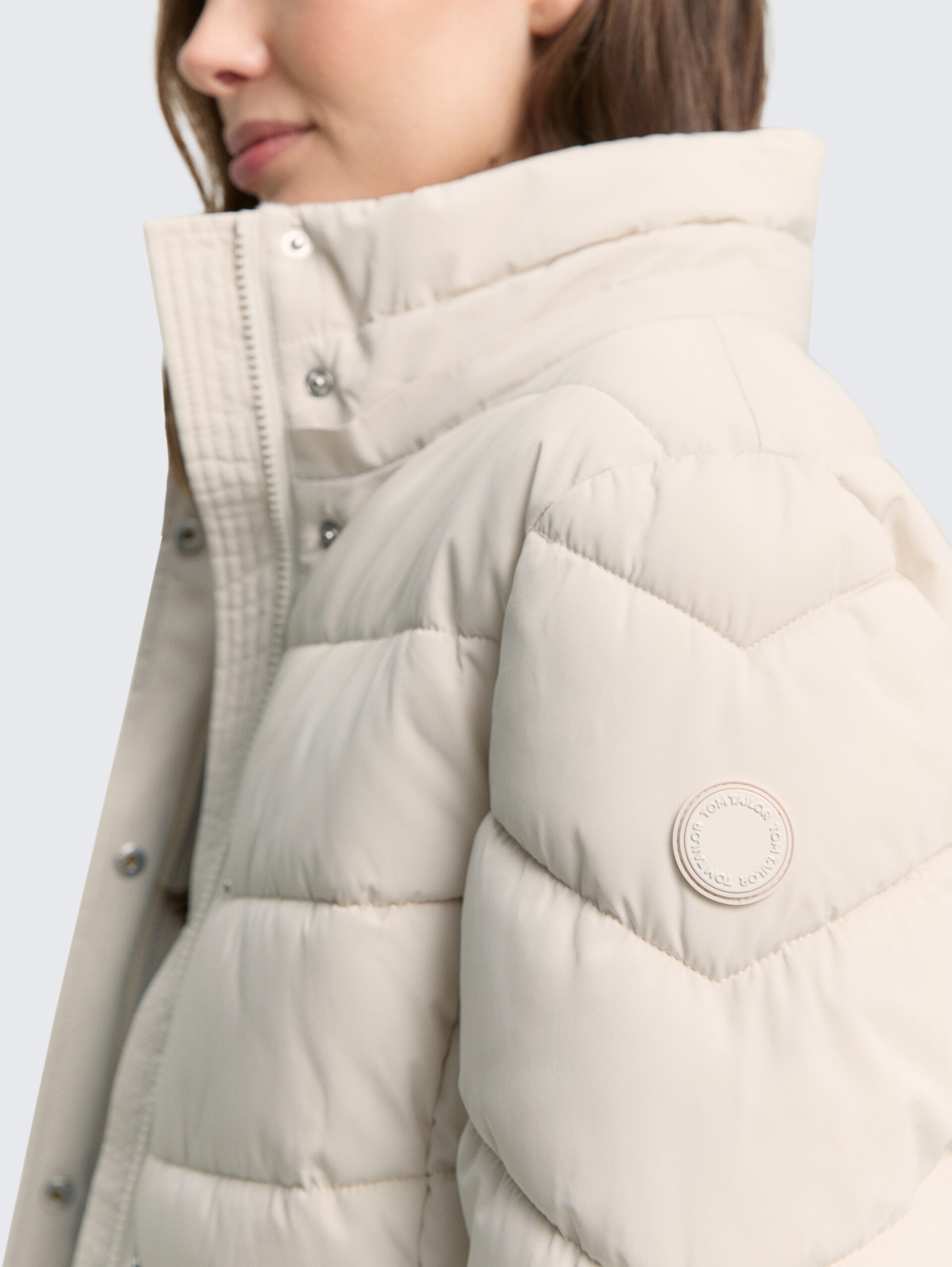 Puffer-Jacke mit abnehmbarer Kapuze - cold beige - Detail-Model-Ansicht