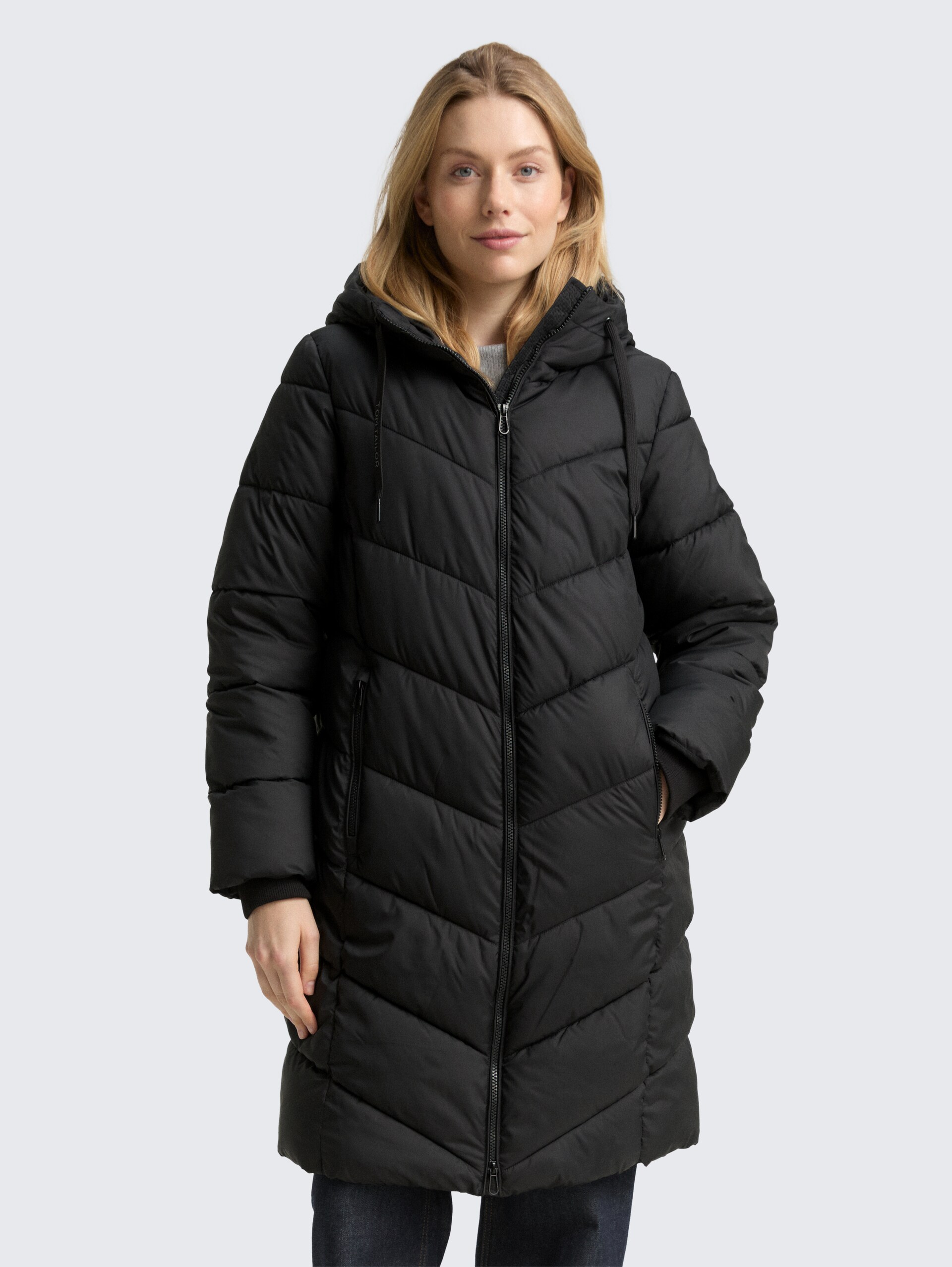 Puffer-Mantel mit Kapuze - deep black - Model-Vorderansicht