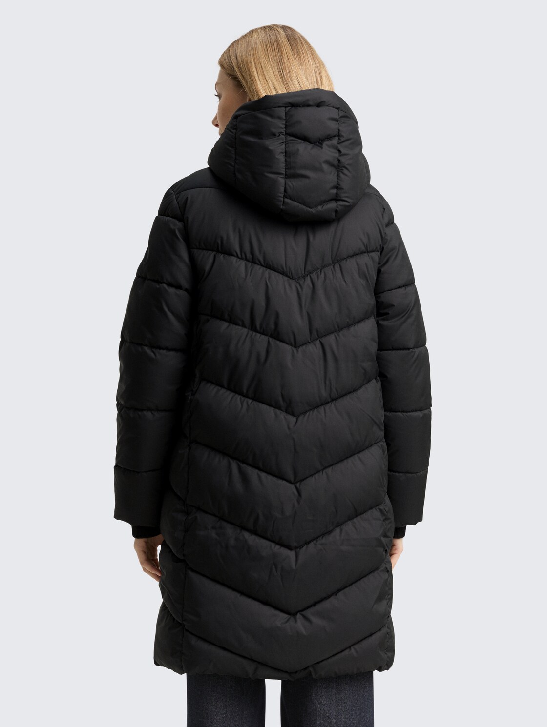 Puffer-Mantel mit Kapuze - deep black - Model-Rückansicht