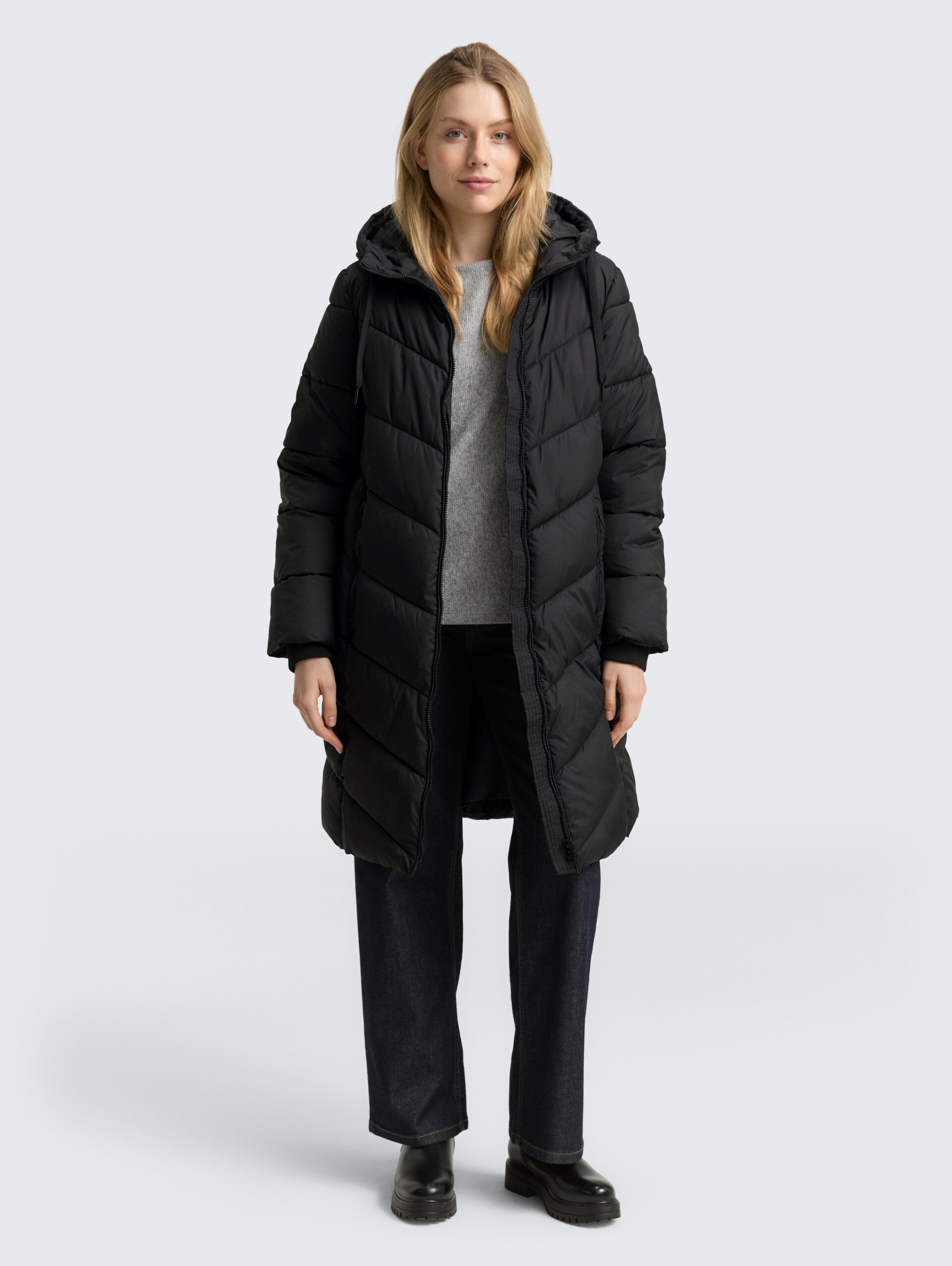 Puffer-Mantel mit Kapuze - deep black - seitliche Model-Ansicht