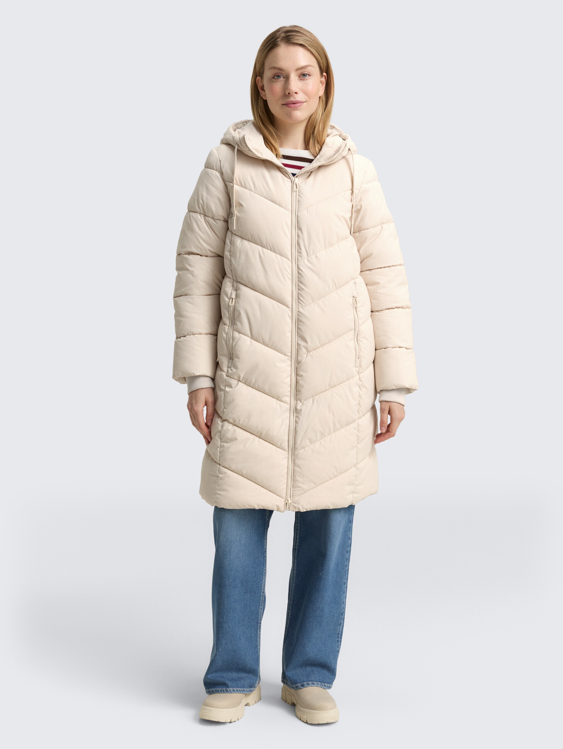 Puffer-Mantel mit Kapuze - cold beige - Model-Vorderansicht