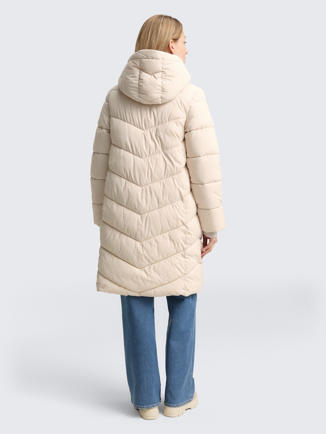 Puffer-Mantel mit Kapuze - cold beige - Model-Rückansicht