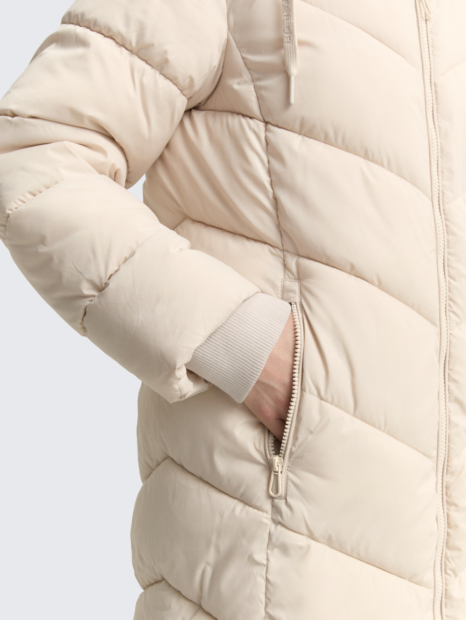 Puffer-Mantel mit Kapuze - cold beige - Detail-Model-Ansicht