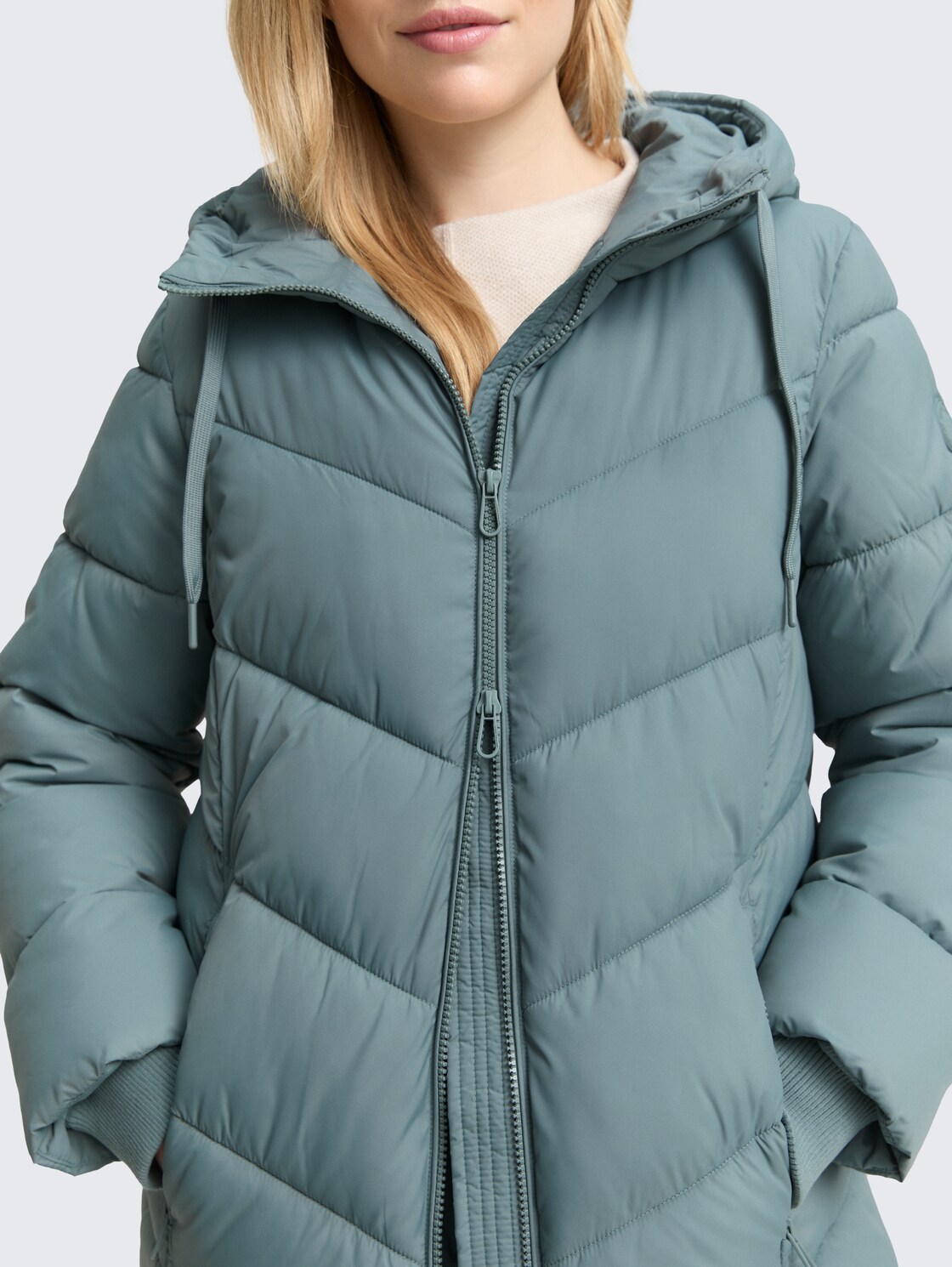 Puffer-Mantel mit Kapuze - trooper green - Detail-Model-Ansicht