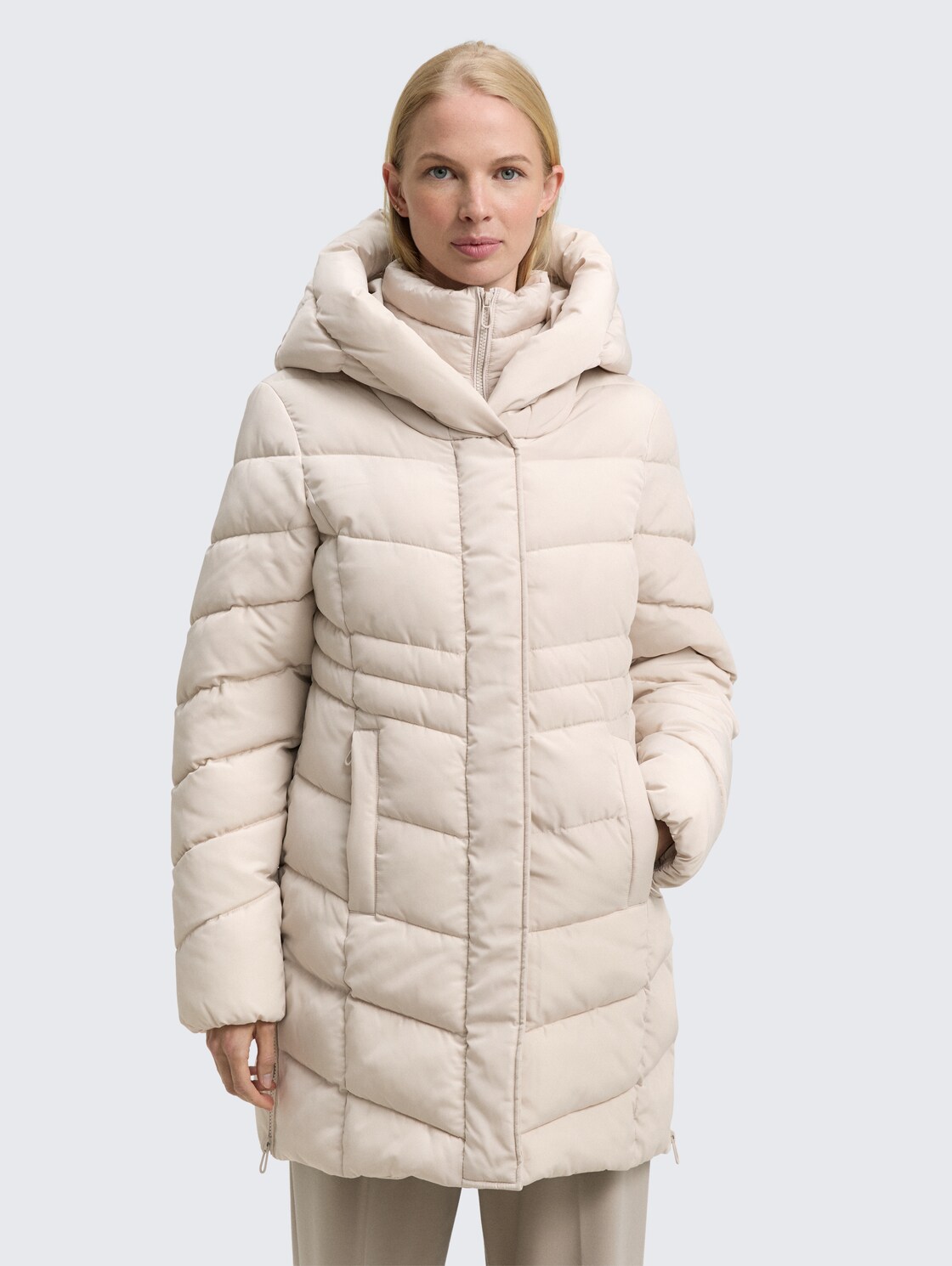 Puffer-Mantel im 2-in-1-Look - cold beige - Model-Vorderansicht