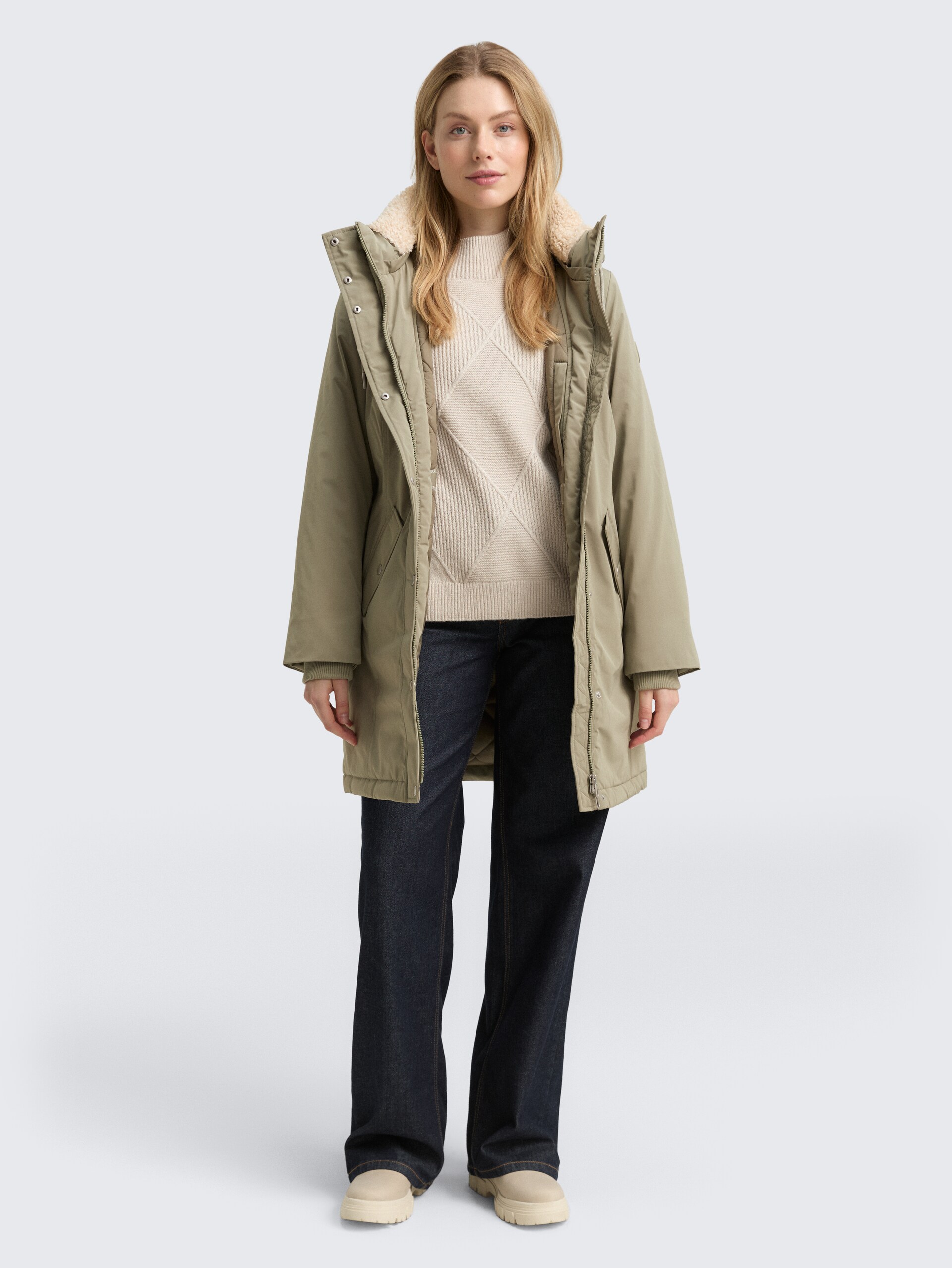 Winter Parka mit Kapuze - smoke olive - seitliche Model-Ansicht