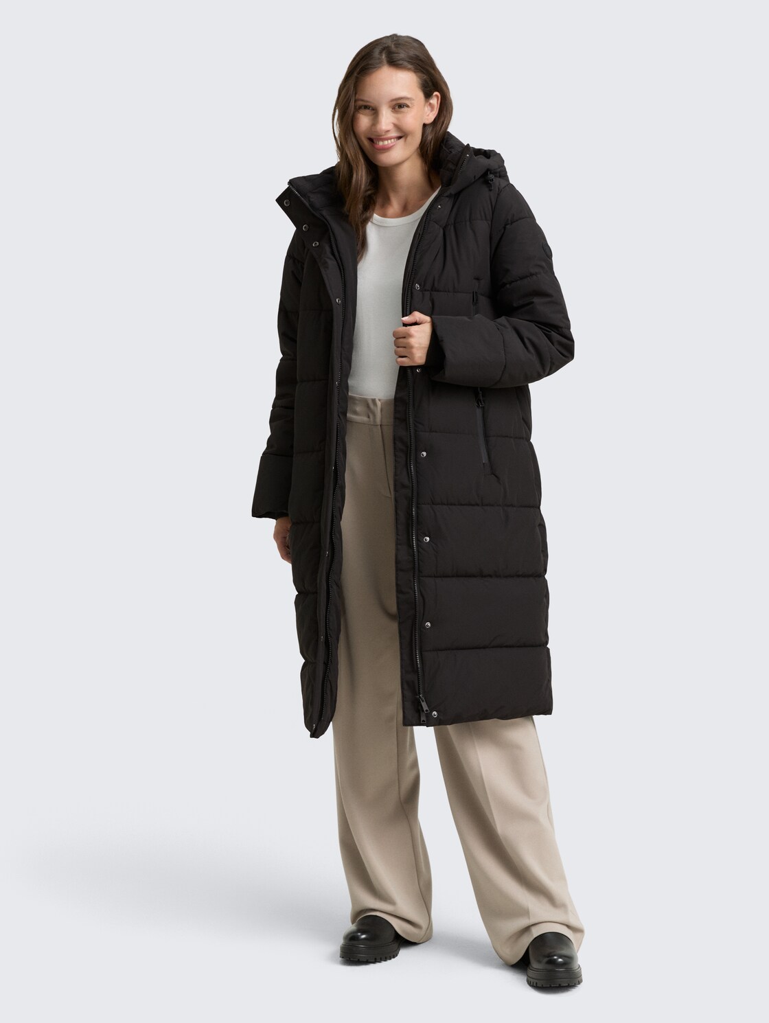 Puffer-Mantel mit abnehmbarer Kapuze - deep black - seitliche Model-Ansicht