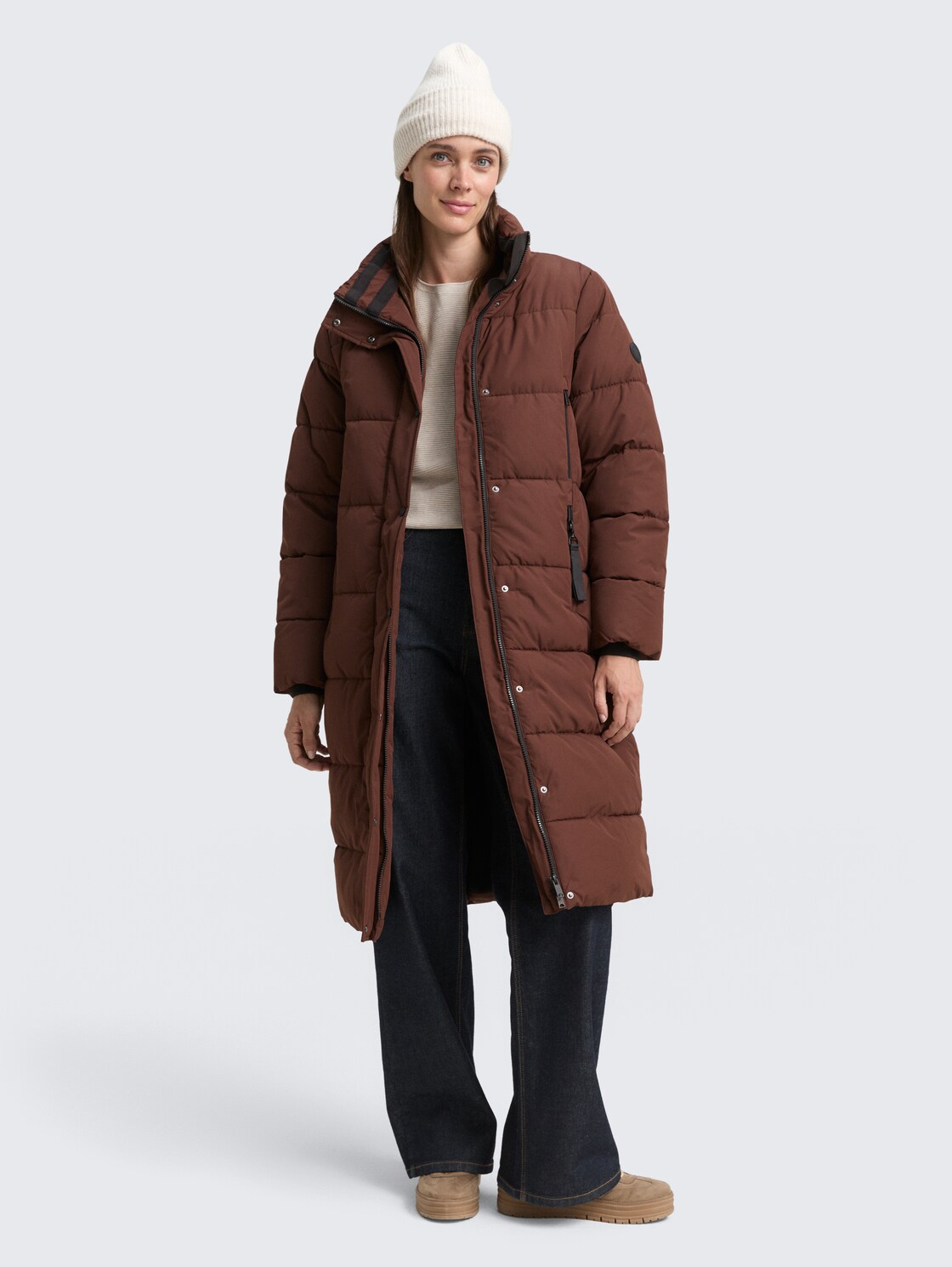 Puffer-Mantel mit abnehmbarer Kapuze - dark pecan brown - seitliche Model-Ansicht