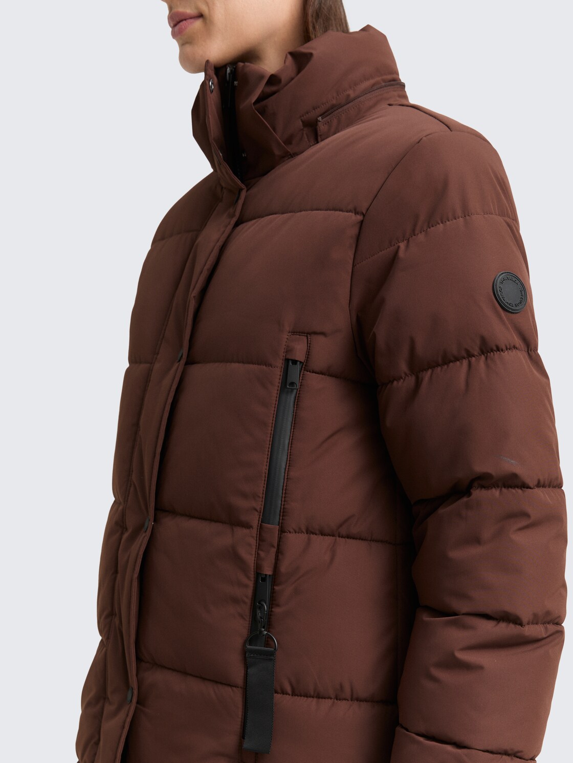 Puffer-Mantel mit abnehmbarer Kapuze - dark pecan brown - Detail-Model-Ansicht