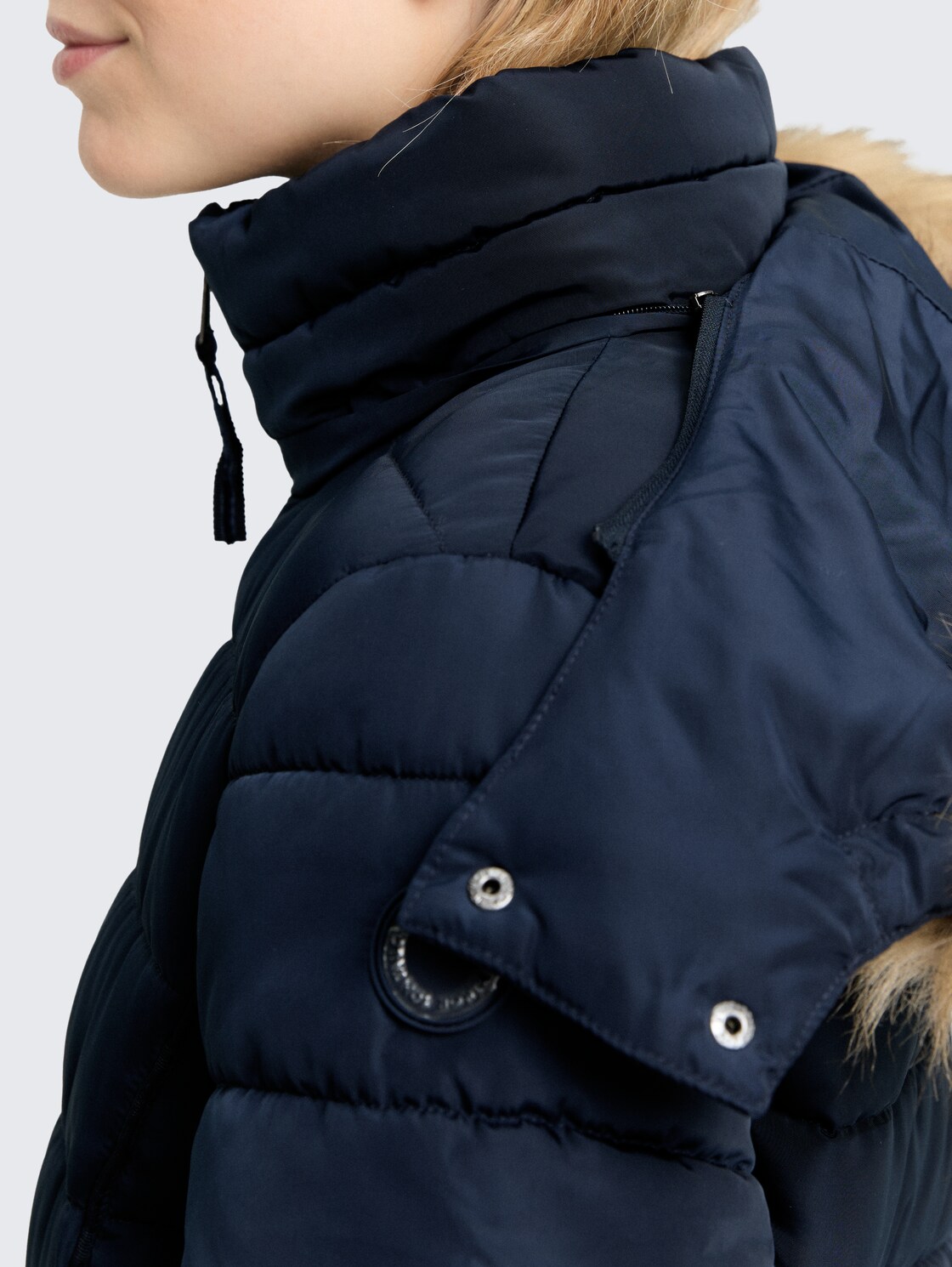 Puffer-Mantel mit abnehmbarer Kapuze - sky captain blue - Detail-Model-Ansicht