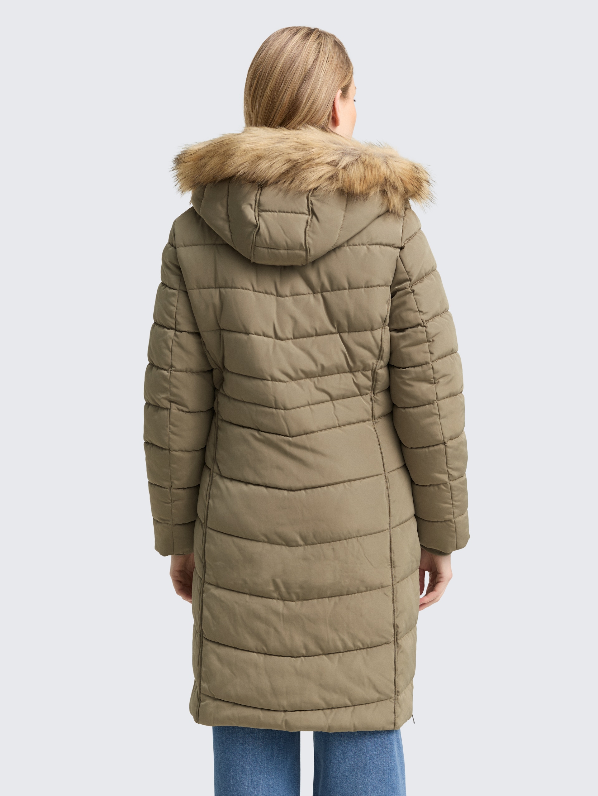 Puffer-Mantel mit abnehmbarer Kapuze - smoke olive - Model-Rückansicht