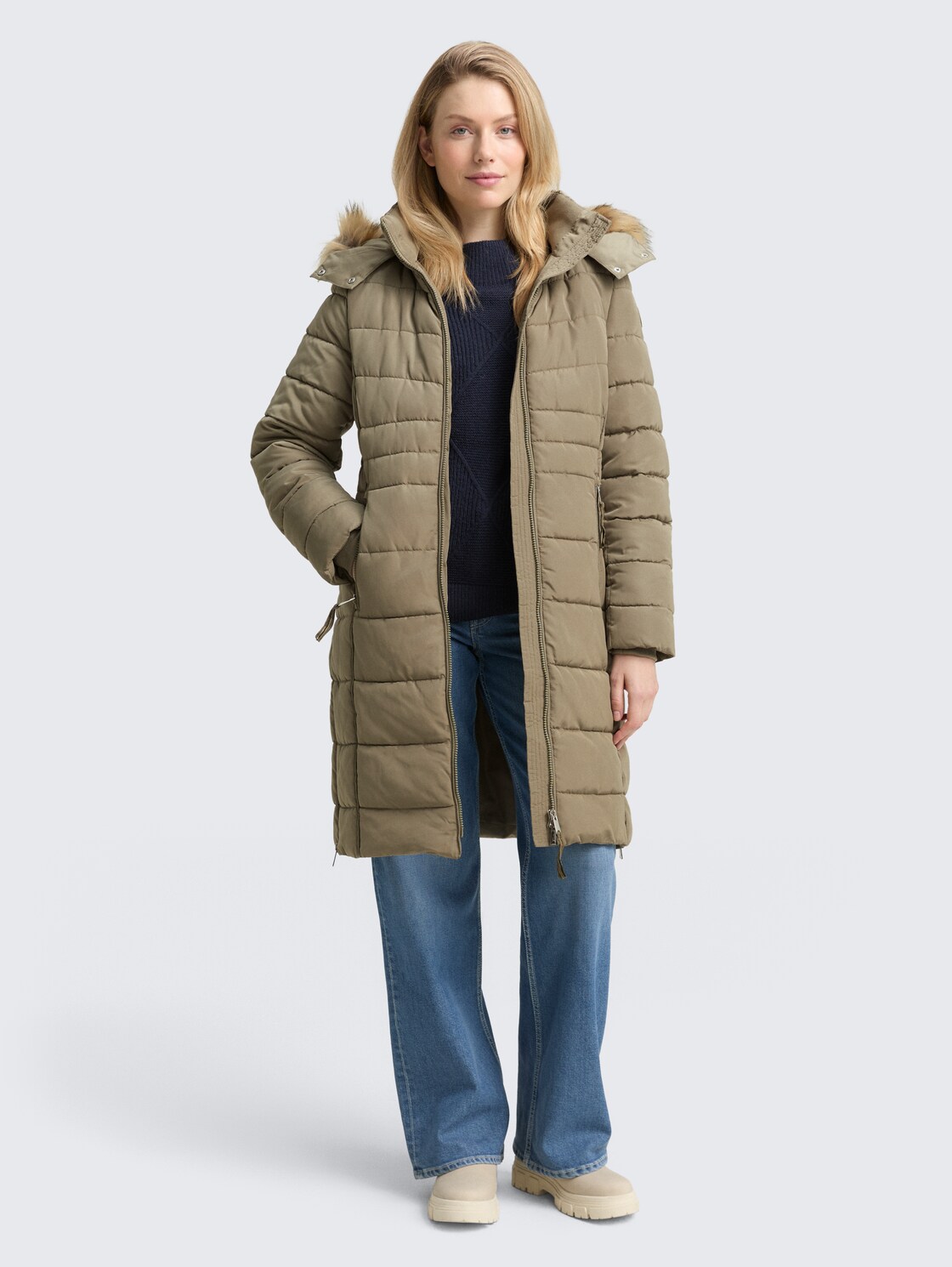 Puffer-Mantel mit abnehmbarer Kapuze - smoke olive - seitliche Model-Ansicht