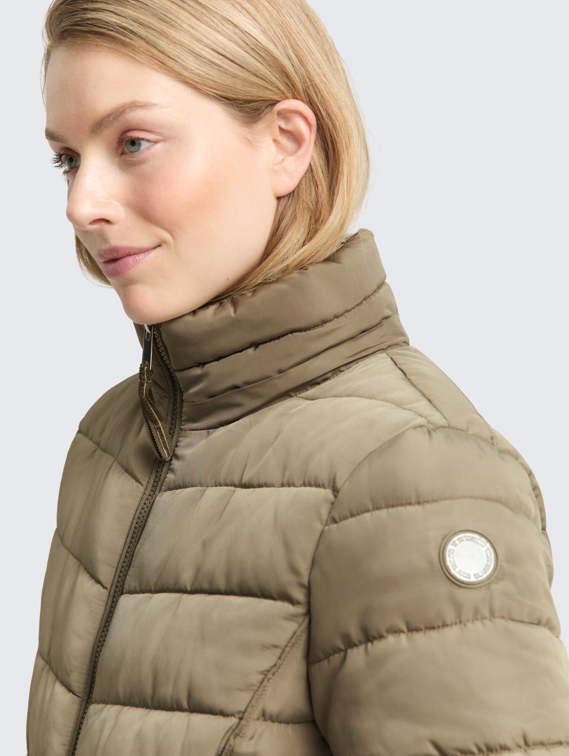 Puffer-Mantel mit abnehmbarer Kapuze - smoke olive - Detail-Model-Ansicht