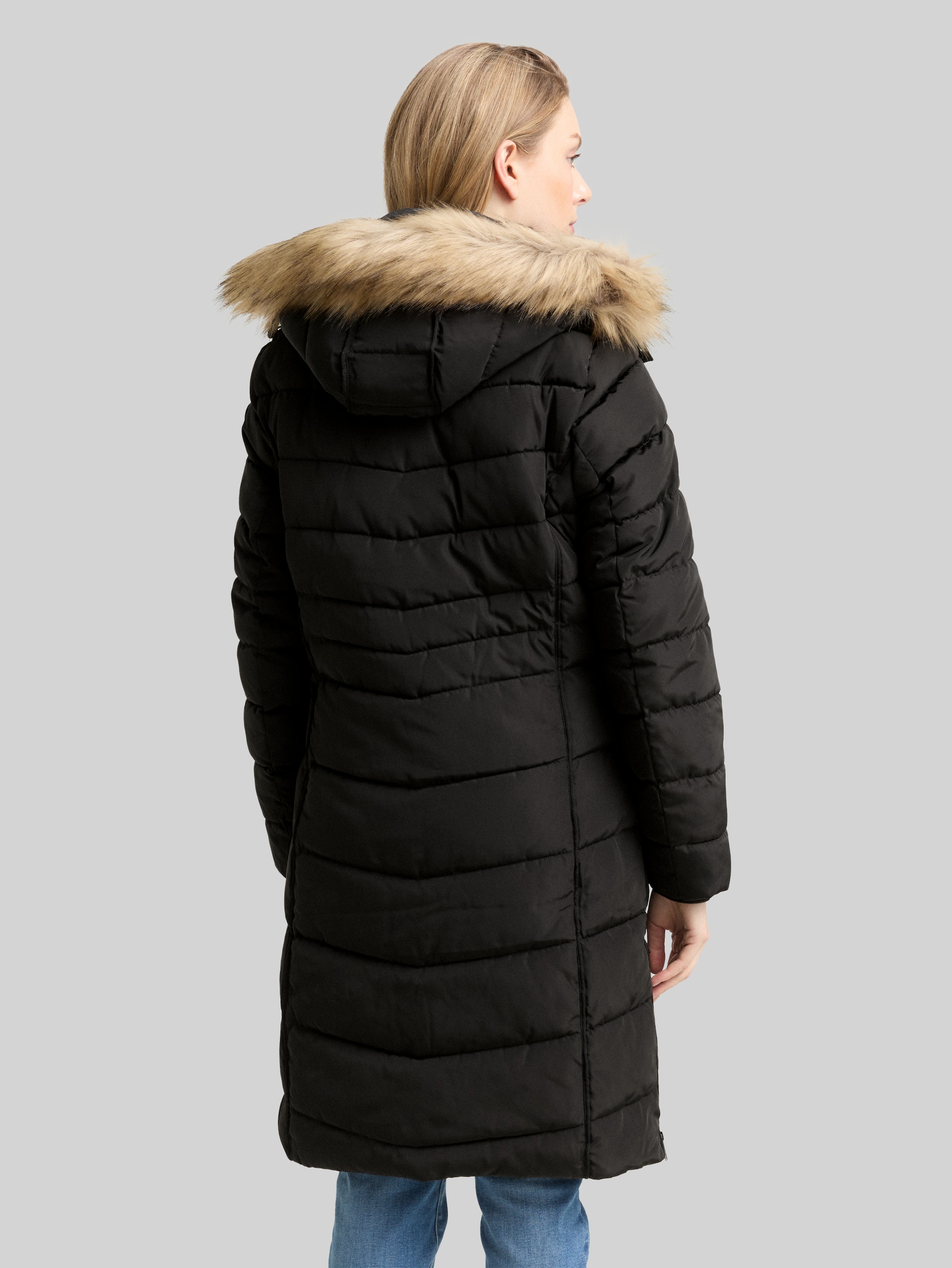 Puffer-Mantel mit abnehmbarer Kapuze - deep black - Model-Rückansicht