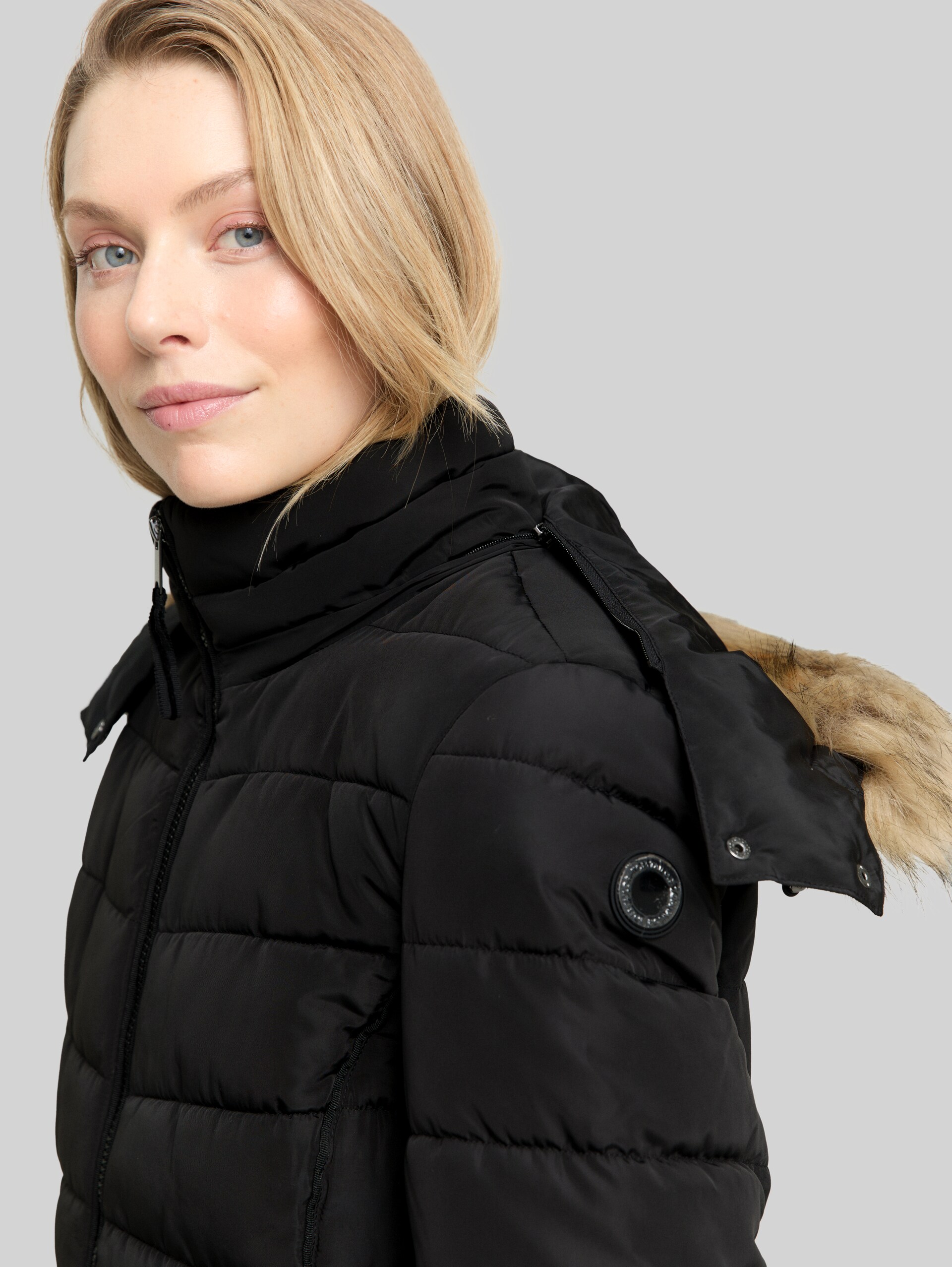 Puffer-Mantel mit abnehmbarer Kapuze - deep black - Detail-Model-Ansicht