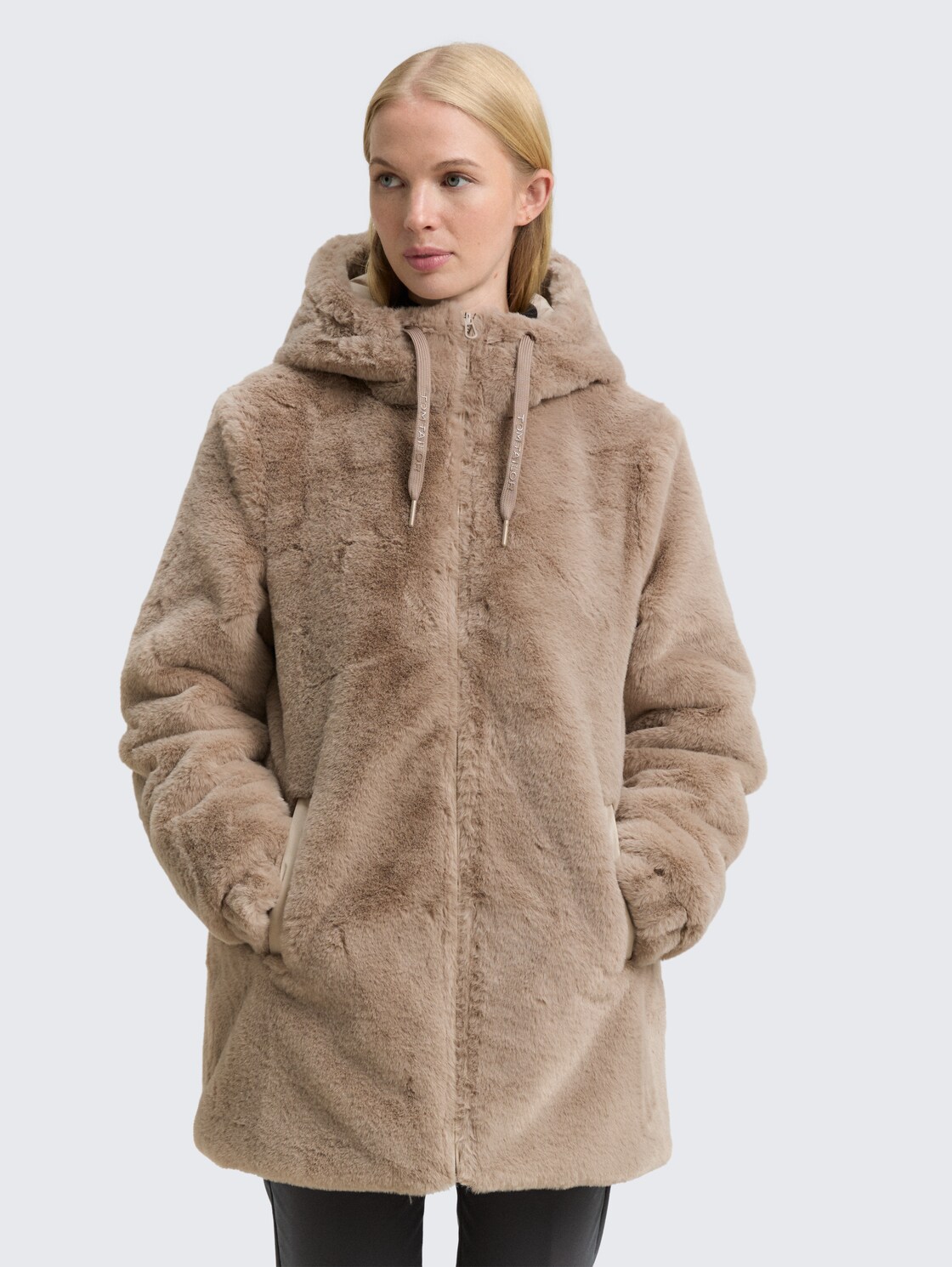 Teddy Wendemantel mit Kapuze - soft taupe grey - Model-Vorderansicht