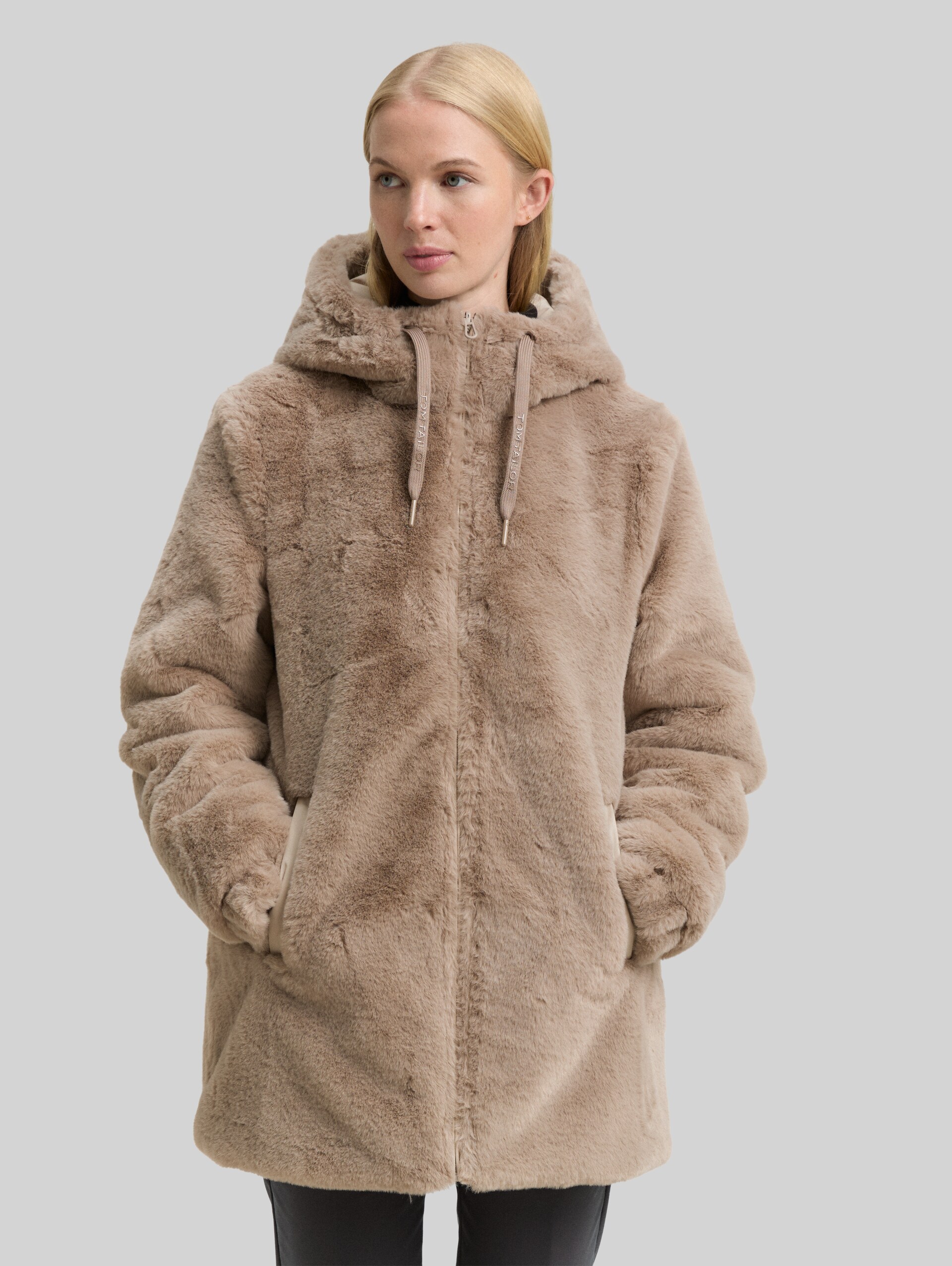 Teddy Wendemantel mit Kapuze - soft taupe grey - Model-Vorderansicht