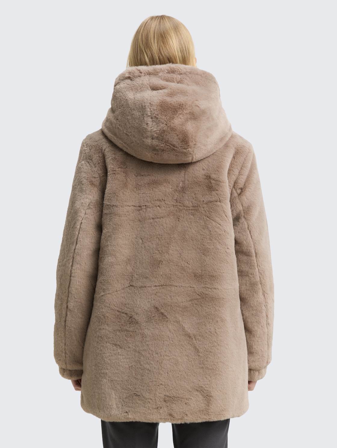 Teddy Wendemantel mit Kapuze - soft taupe grey - Model-Rückansicht