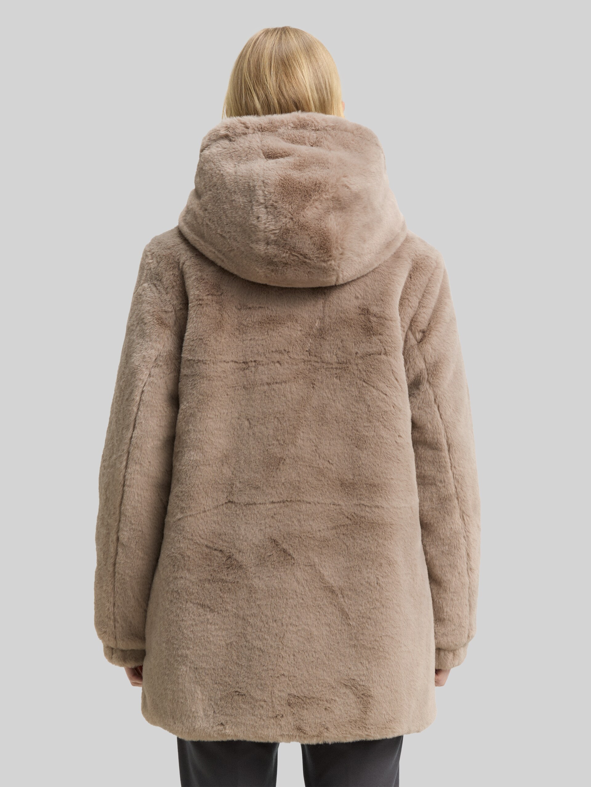 Teddy Wendemantel mit Kapuze - soft taupe grey - Model-Rückansicht