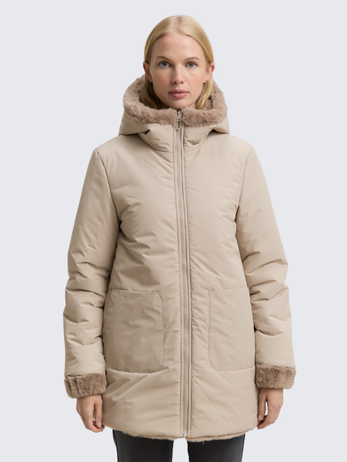 Teddy Wendemantel mit Kapuze - soft taupe grey - Detail-Model-Ansicht