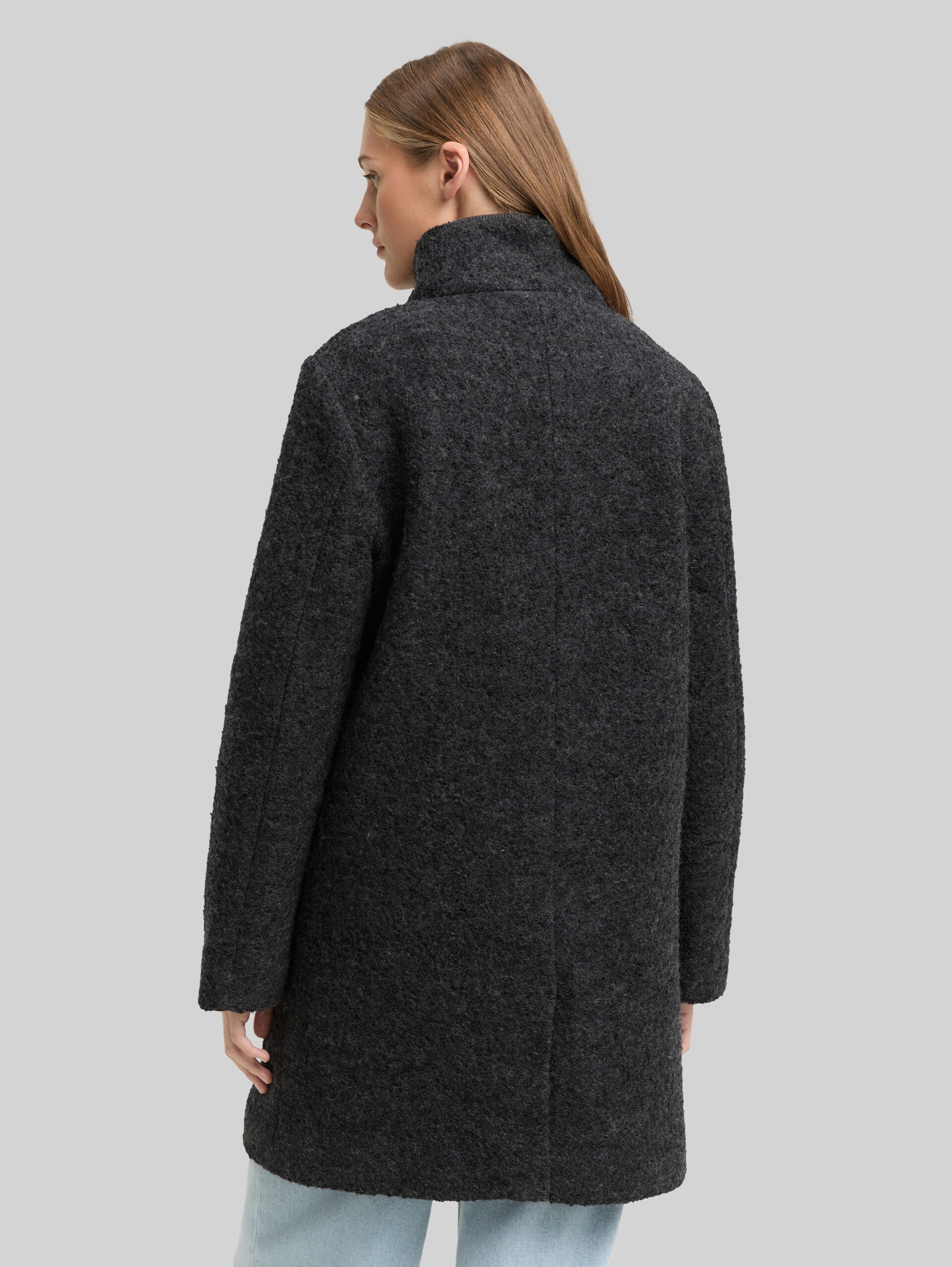 Bouclé Wollmantel mit Stehkragen - Light Tarmac Grey Melange - Model-Rückansicht