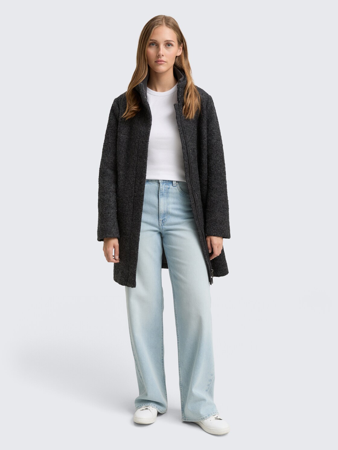 Bouclé Wollmantel mit Stehkragen - Light Tarmac Grey Melange - seitliche Model-Ansicht