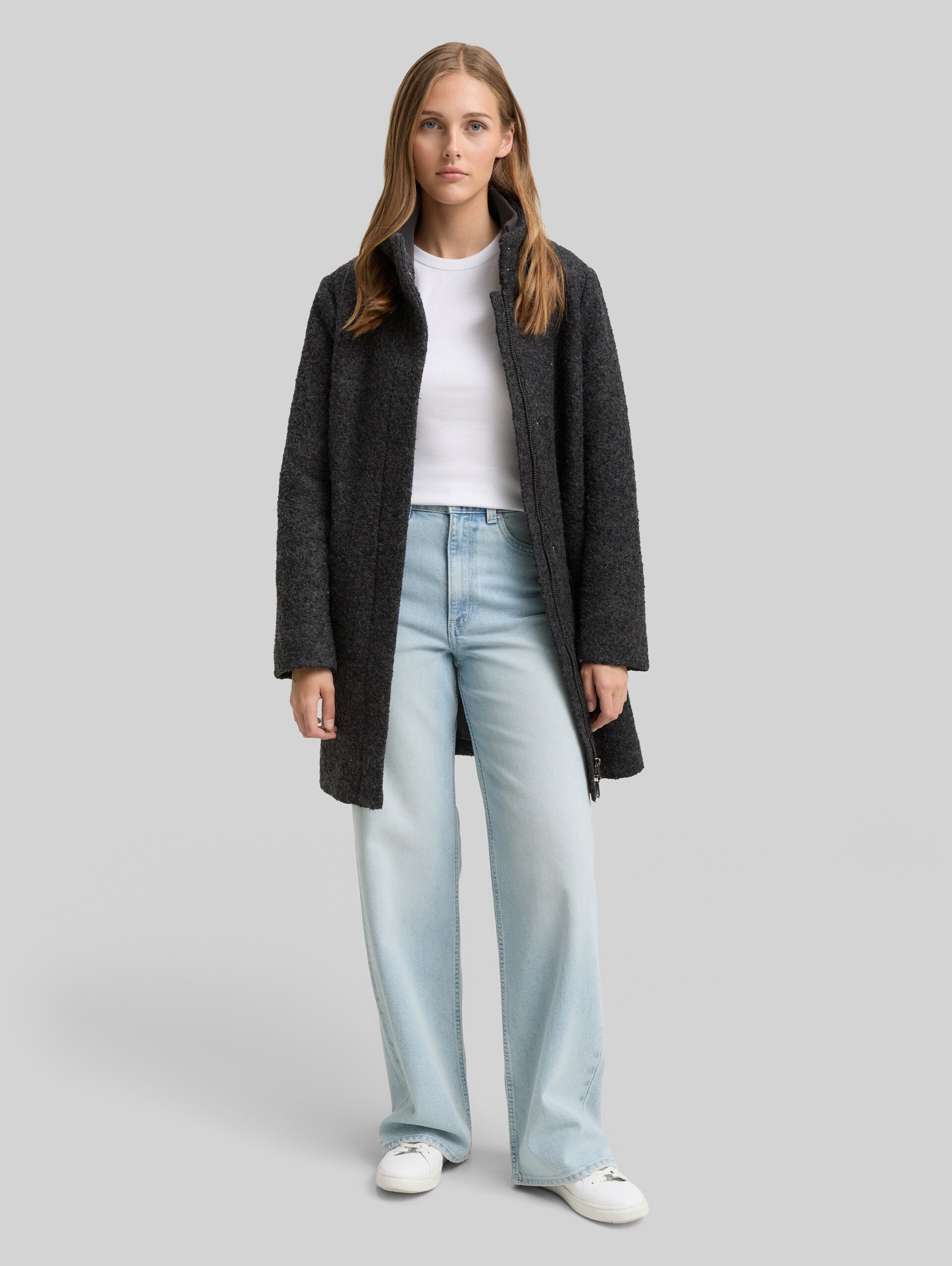 Bouclé Wollmantel mit Stehkragen - Light Tarmac Grey Melange - seitliche Model-Ansicht
