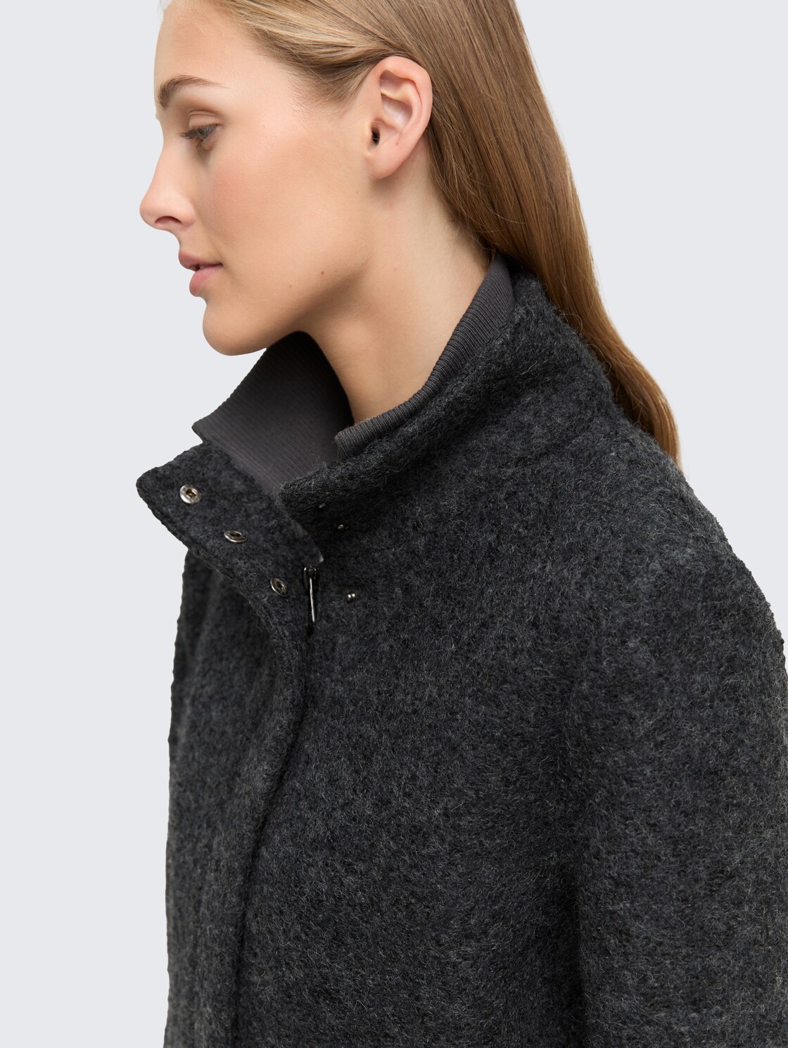 Bouclé Wollmantel mit Stehkragen - Light Tarmac Grey Melange - Detail-Model-Ansicht