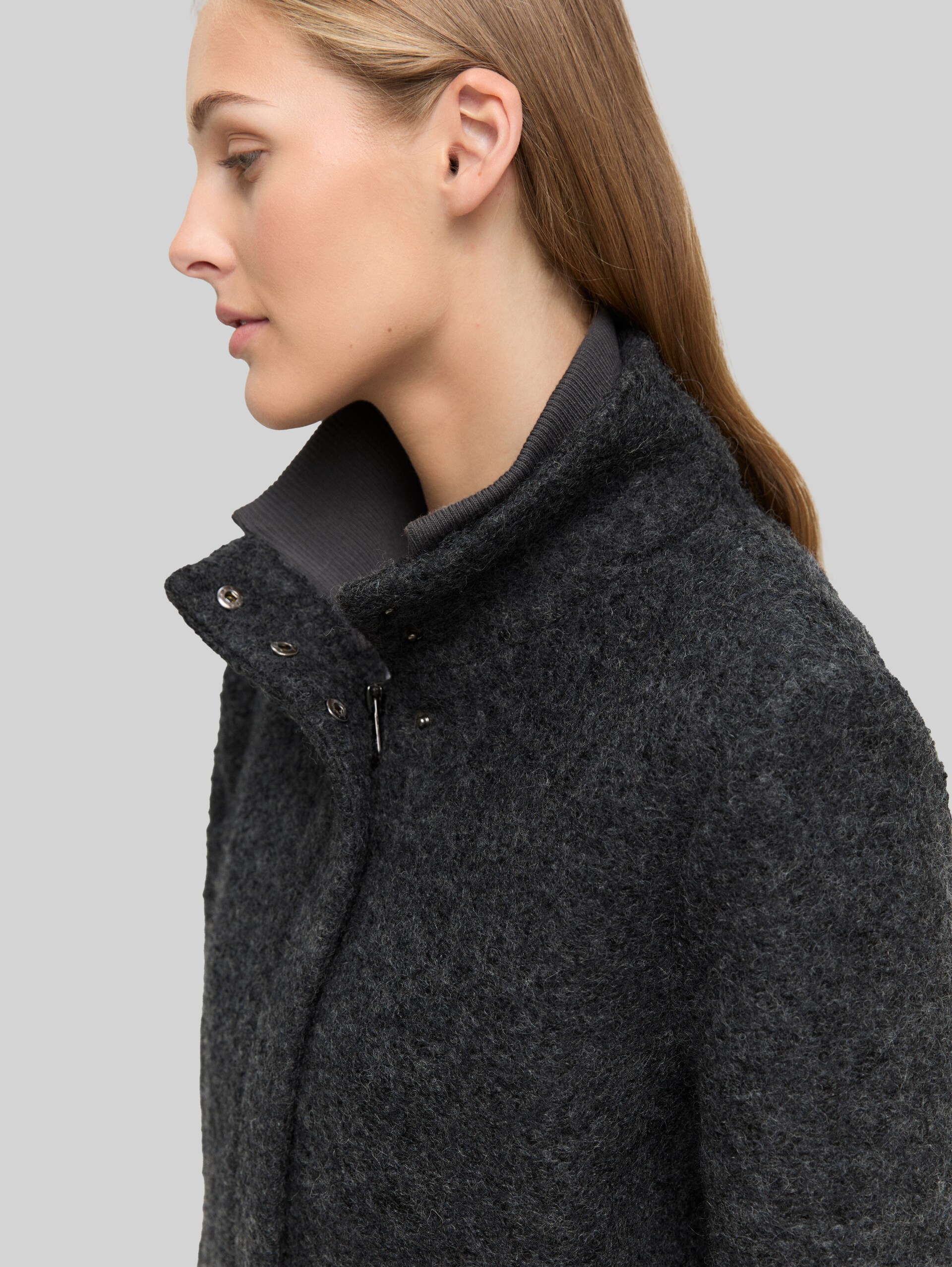 Bouclé Wollmantel mit Stehkragen - Light Tarmac Grey Melange - Detail-Model-Ansicht