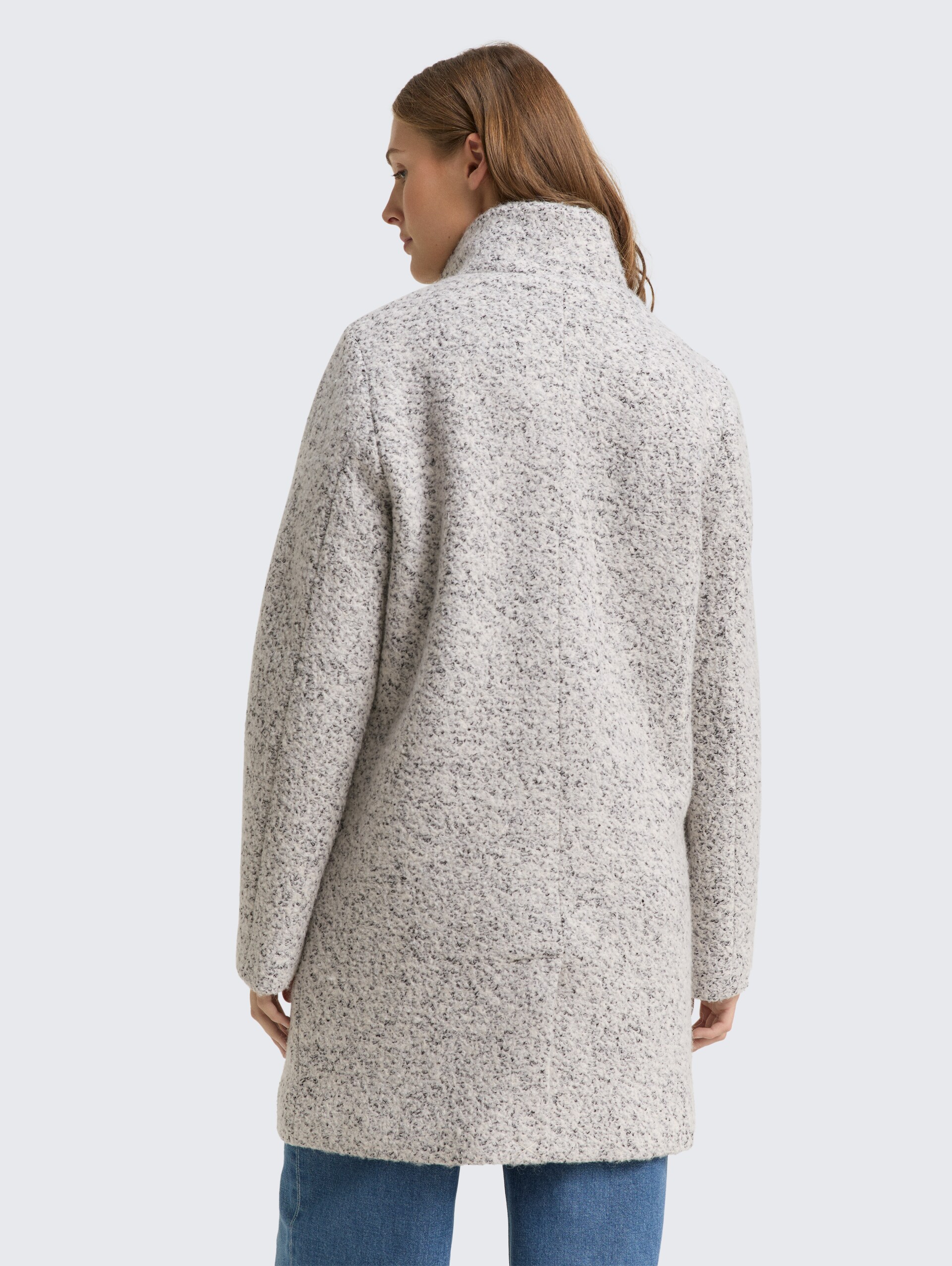 Bouclé Wollmantel mit Stehkragen - white black boucle - Model-Rückansicht