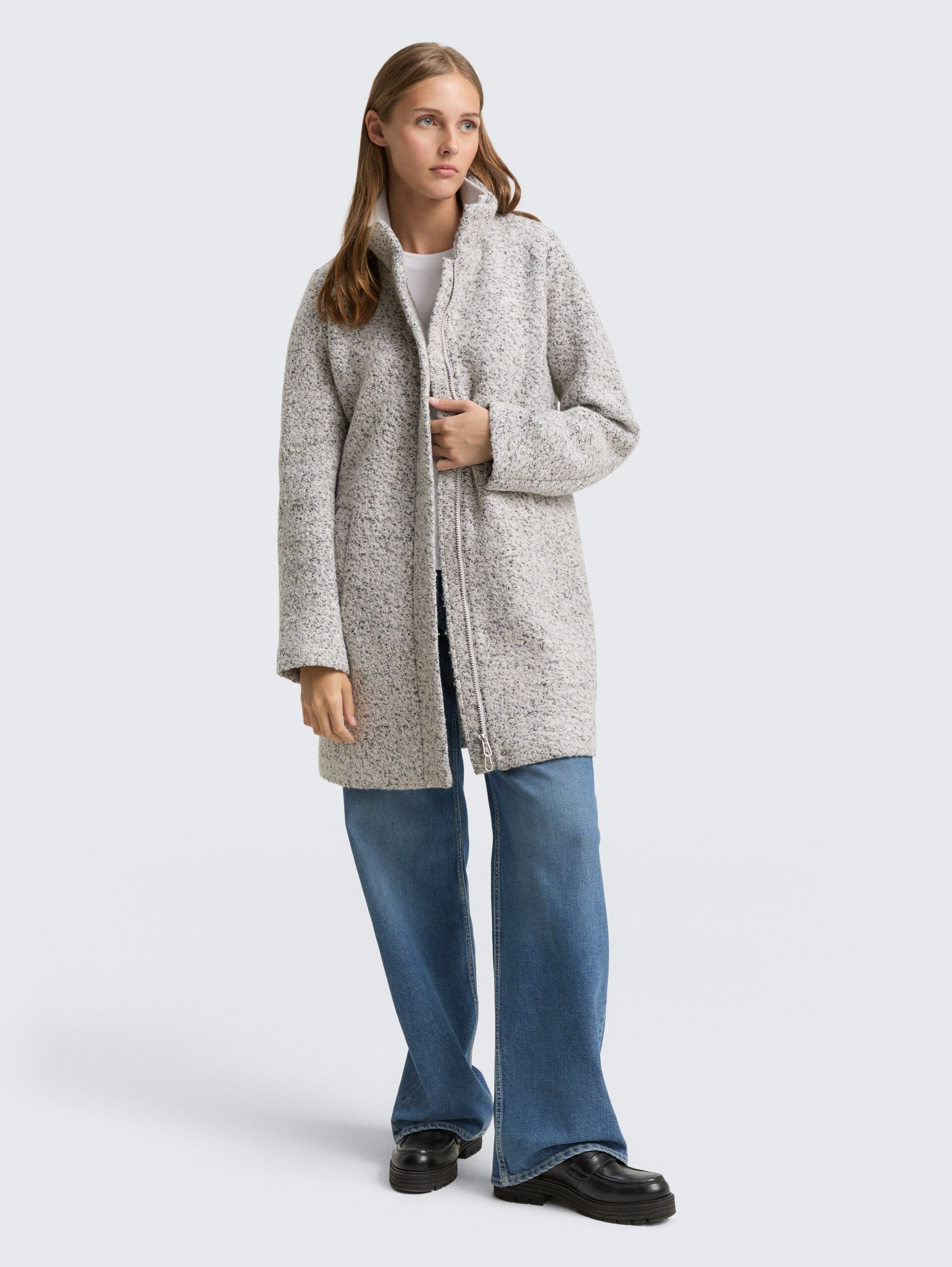 Bouclé Wollmantel mit Stehkragen - white black boucle - seitliche Model-Ansicht