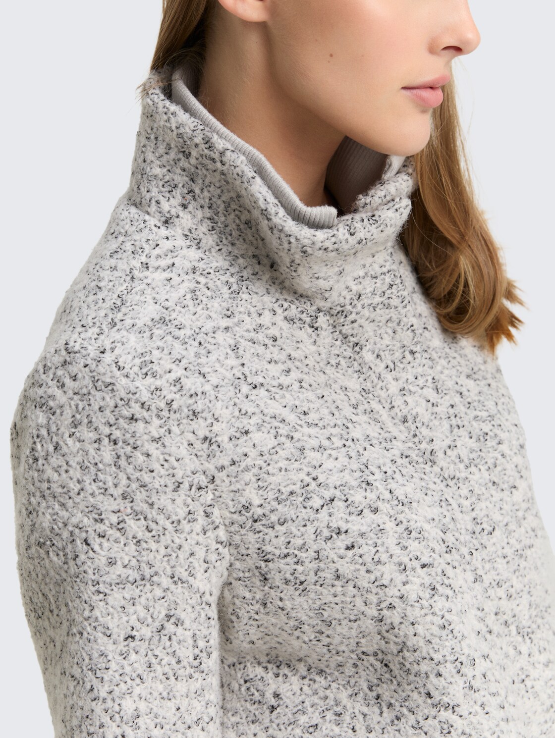 Bouclé Wollmantel mit Stehkragen - white black boucle - Detail-Model-Ansicht