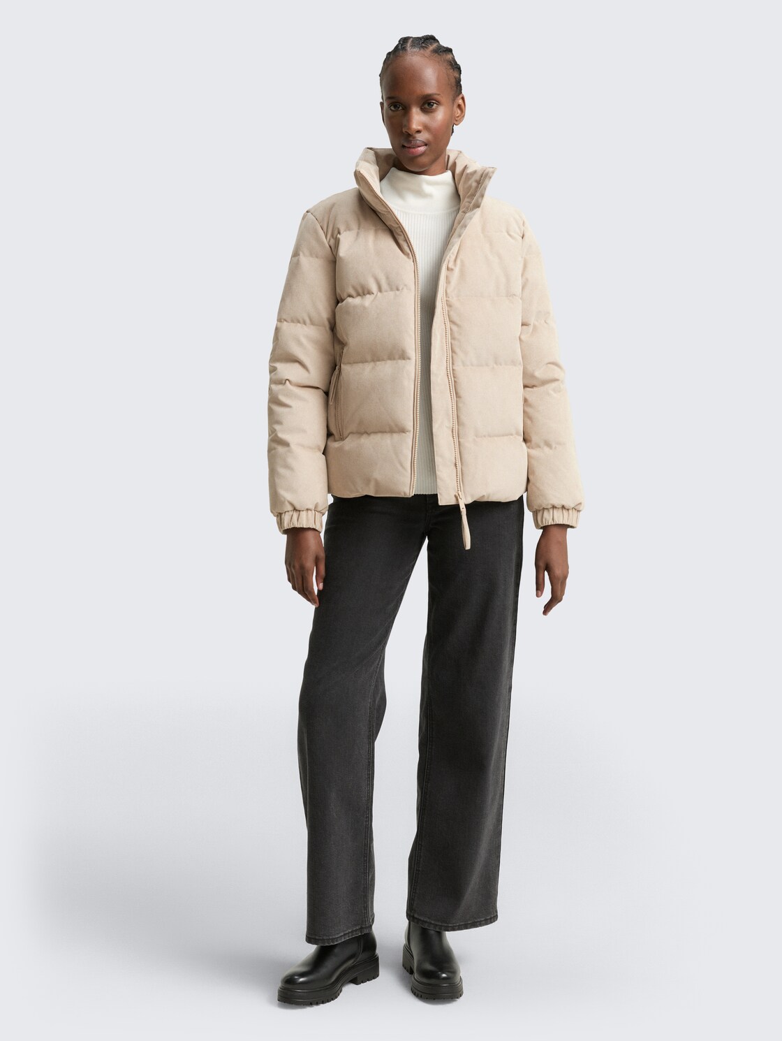 Cord Pufferjacke mit Stehkragen - Cashew Beige - seitliche Model-Ansicht