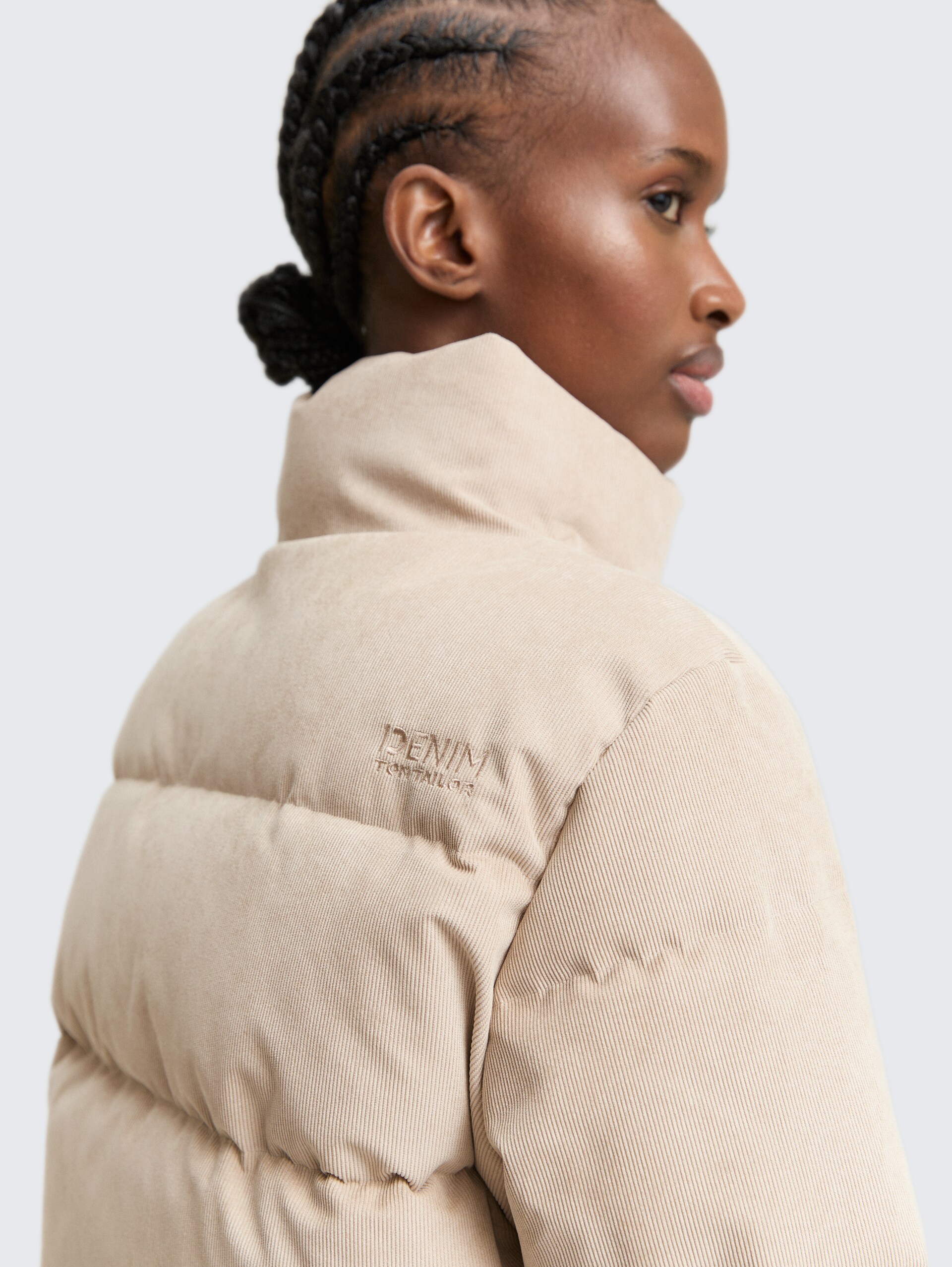 Cord Pufferjacke mit Stehkragen - Cashew Beige - Detail-Model-Ansicht
