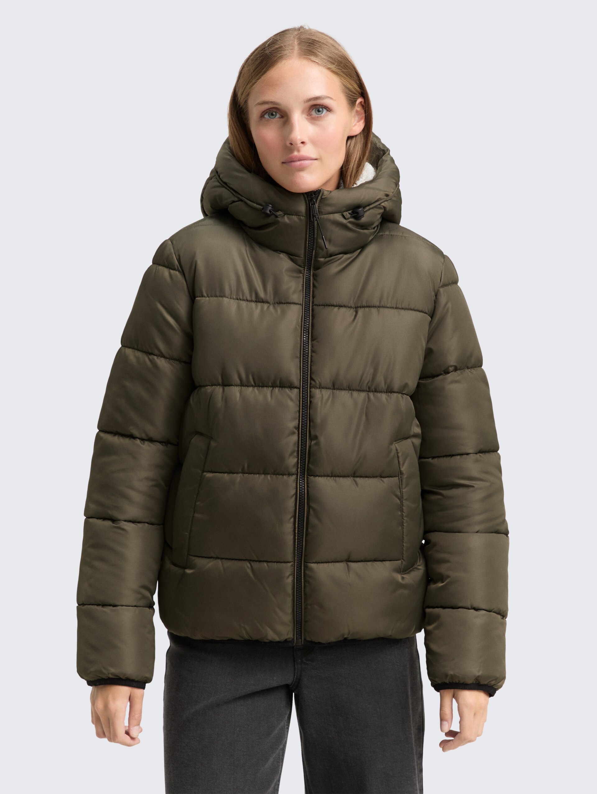Puffer-Jacke mit Kapuze - Grape Leaf Green - Model-Vorderansicht