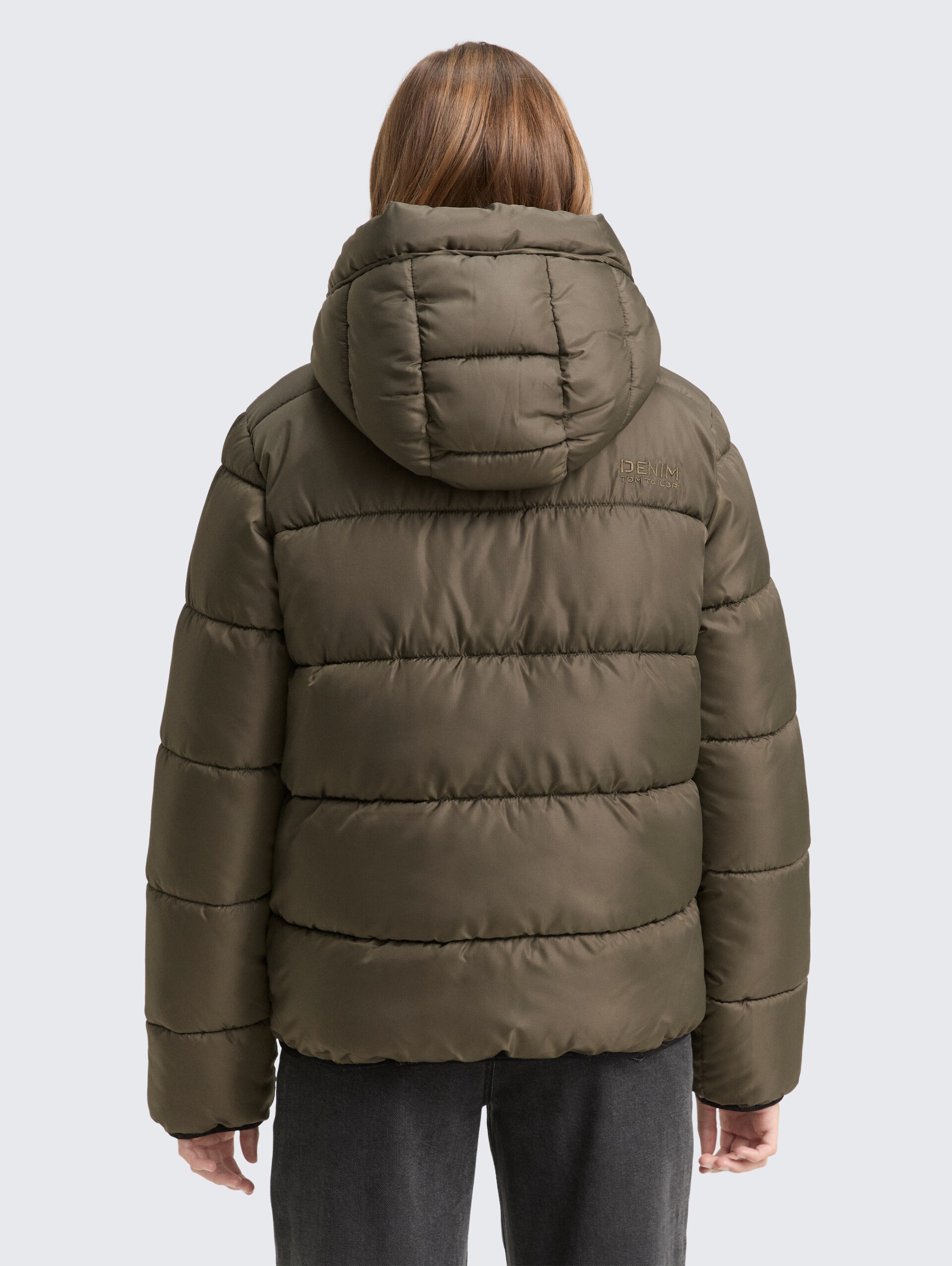 Puffer-Jacke mit Kapuze - Grape Leaf Green - Model-Rückansicht