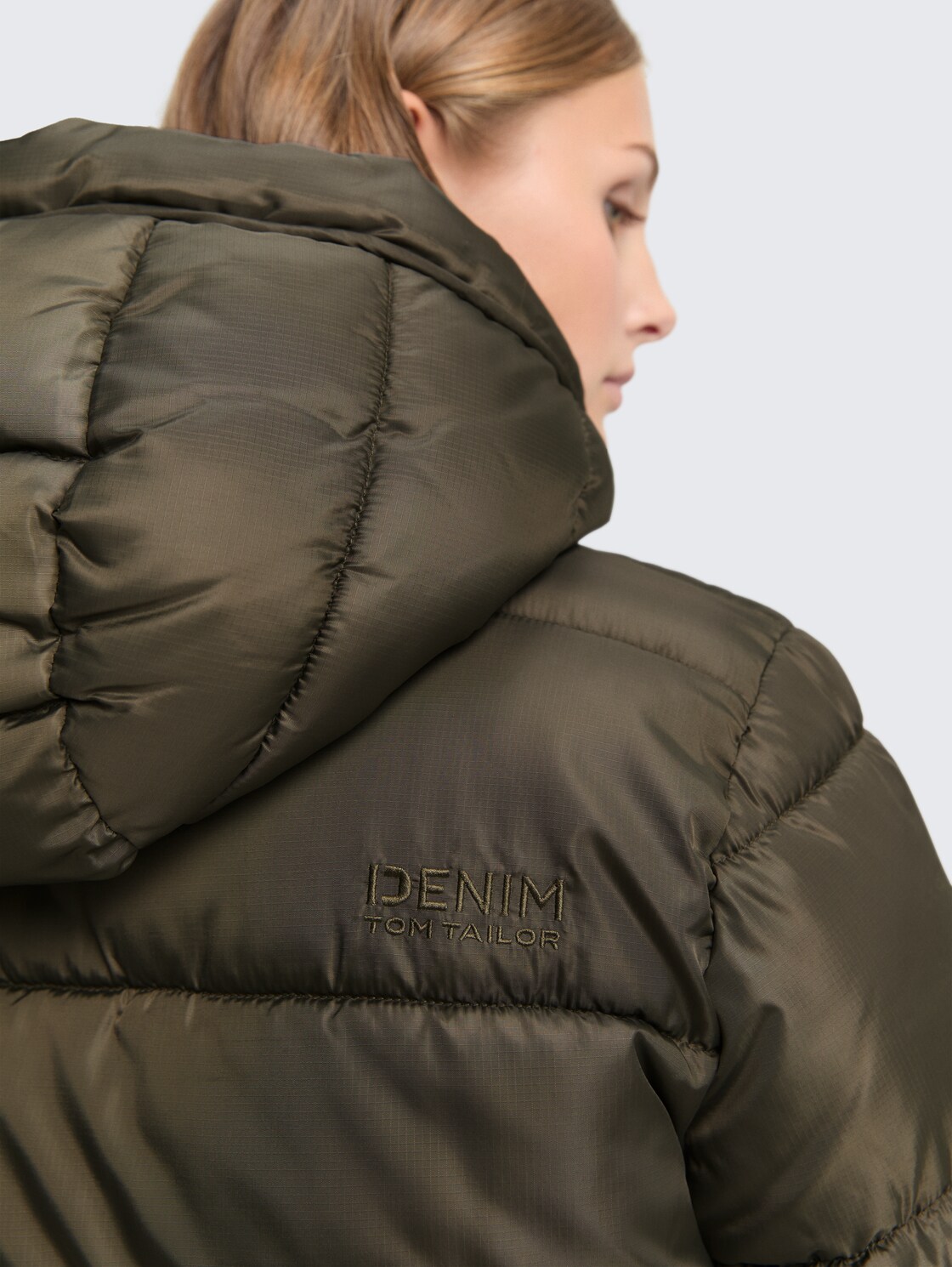 Puffer-Jacke mit Kapuze - Grape Leaf Green - Detail-Model-Ansicht