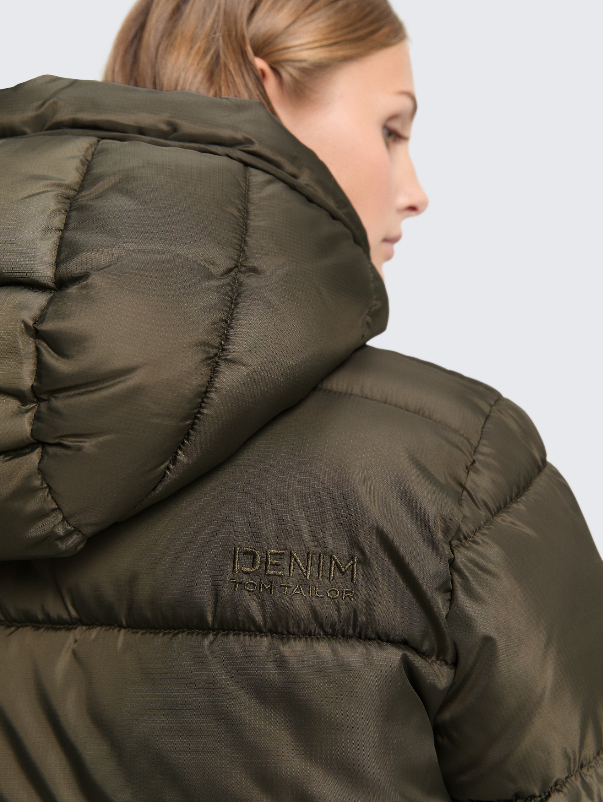 Puffer-Jacke mit Kapuze - Grape Leaf Green - Detail-Model-Ansicht