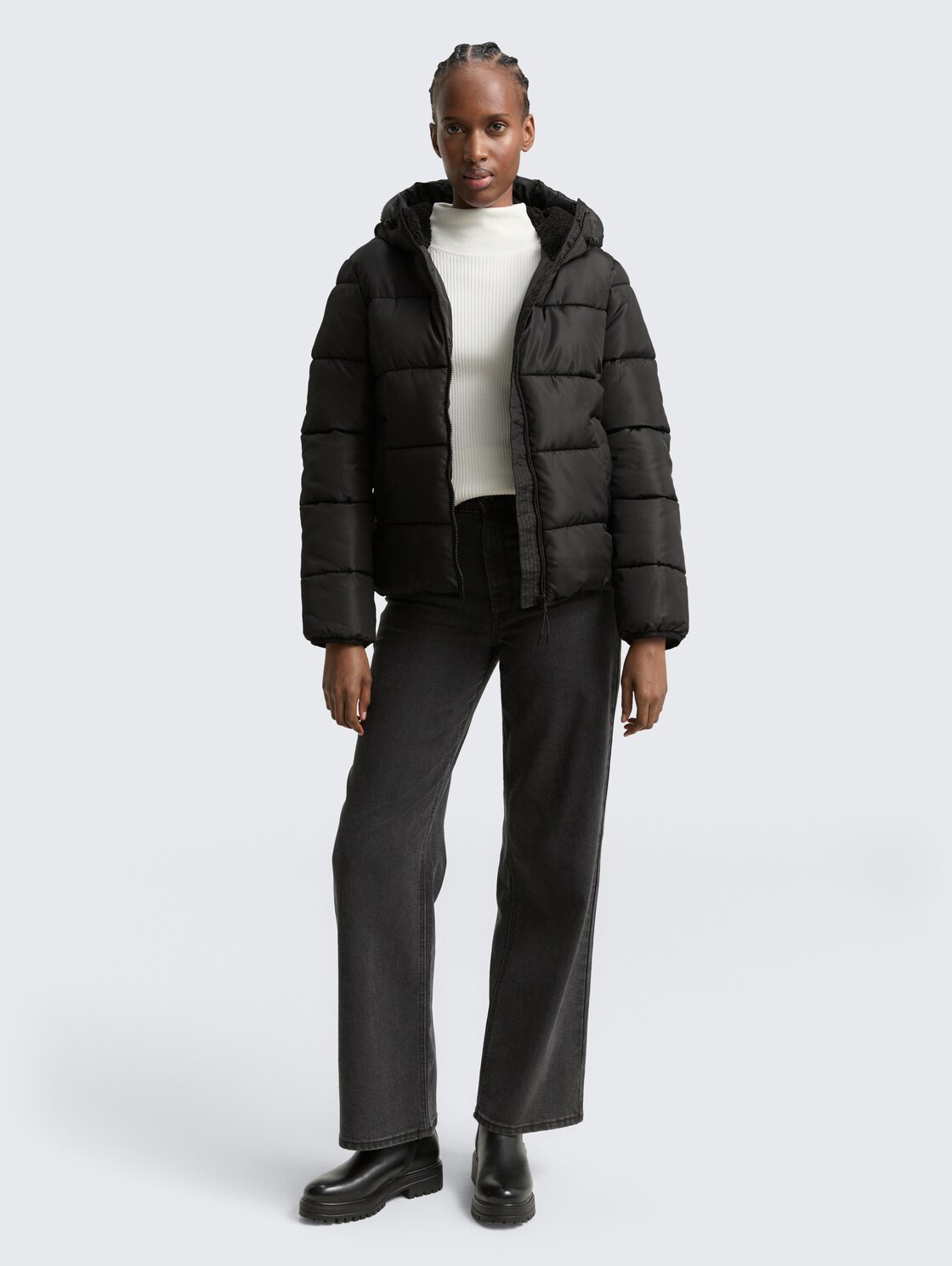 Puffer-Jacke mit Kapuze - deep black - seitliche Model-Ansicht