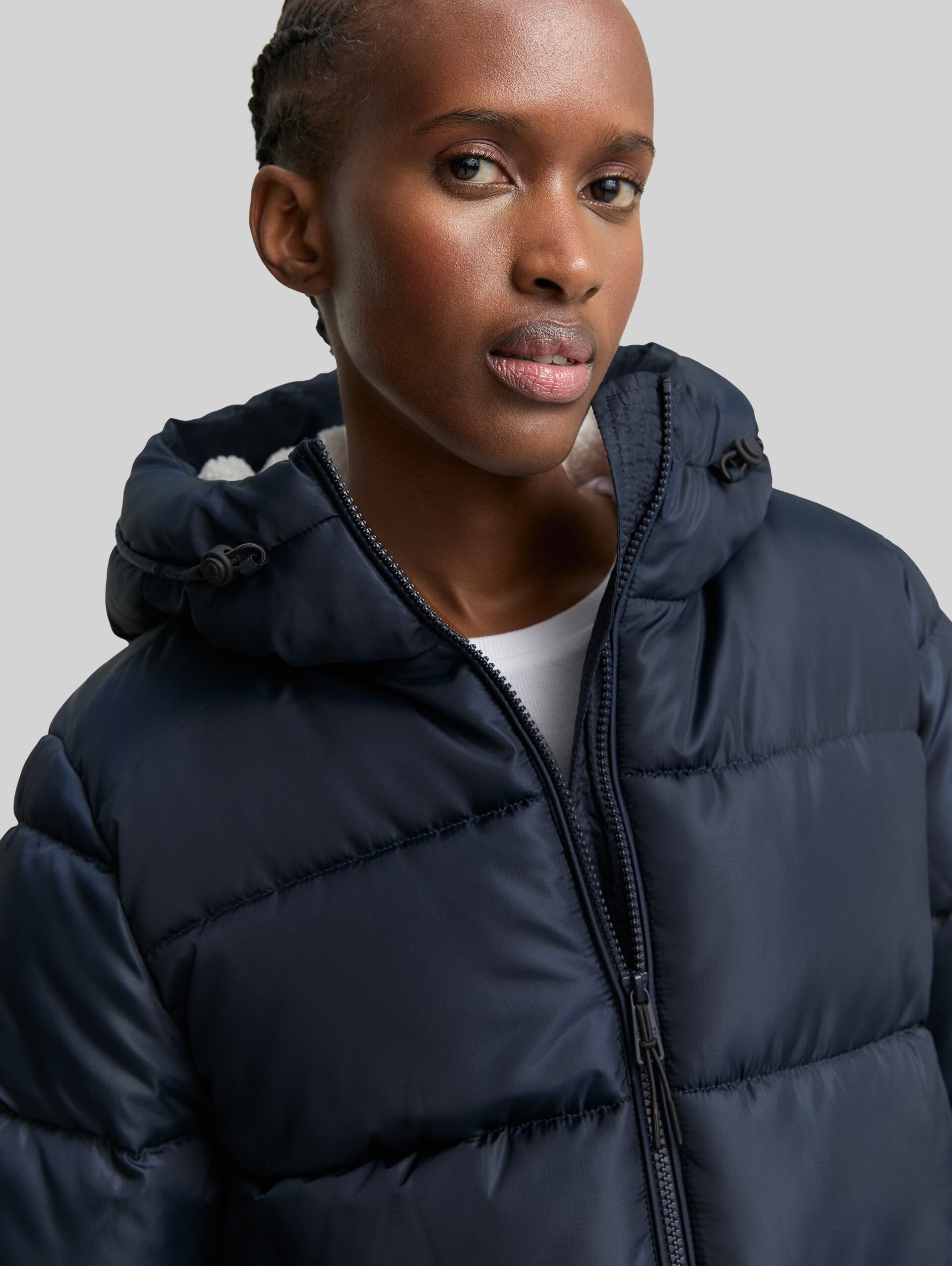 Puffer-Mantel mit Kapuze - sky captain blue - Detail-Model-Ansicht