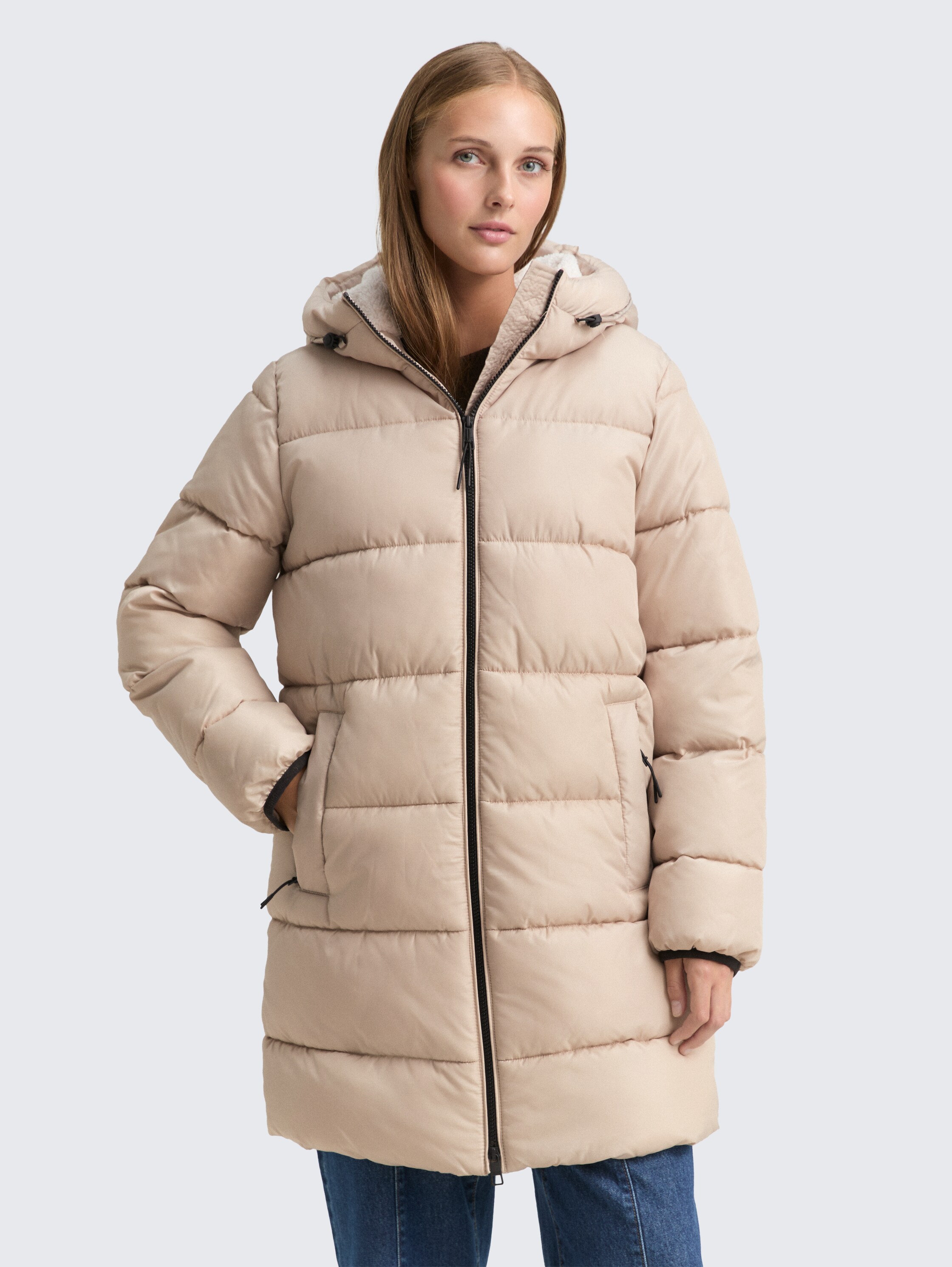 Puffer-Mantel mit Kapuze - Cashew Beige - Model-Vorderansicht