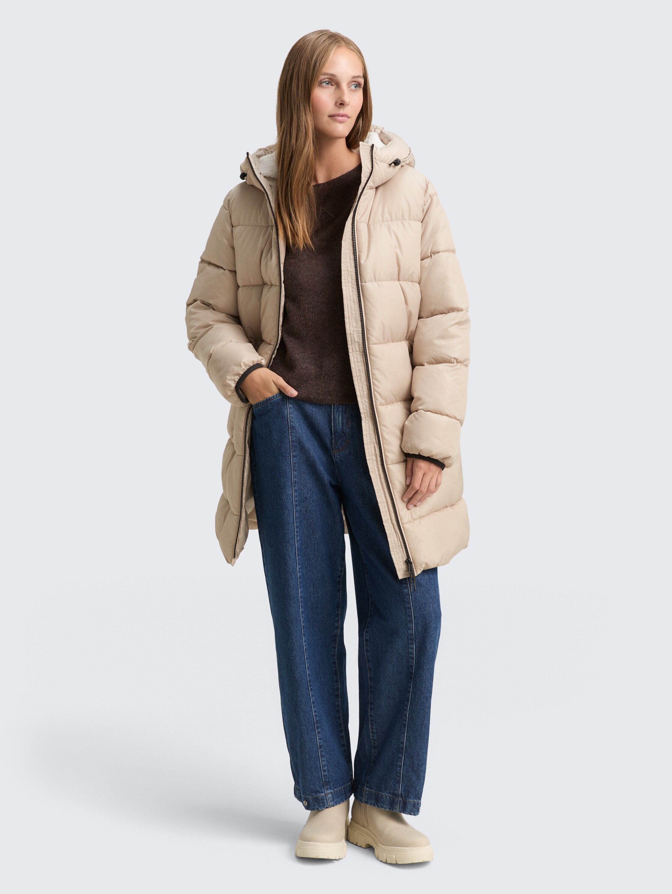 Puffer-Mantel mit Kapuze - Cashew Beige - seitliche Model-Ansicht