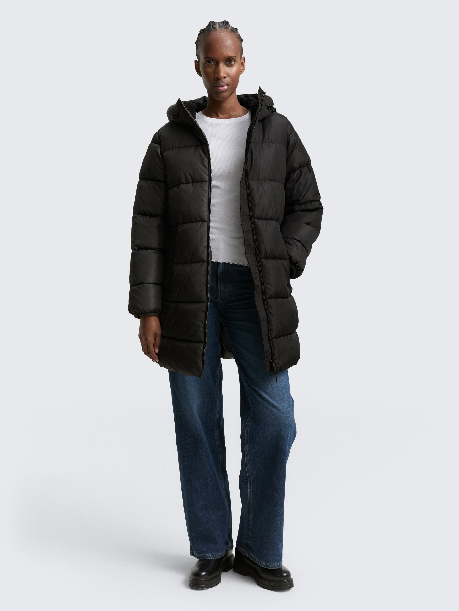 Puffer-Mantel mit Kapuze - deep black - seitliche Model-Ansicht