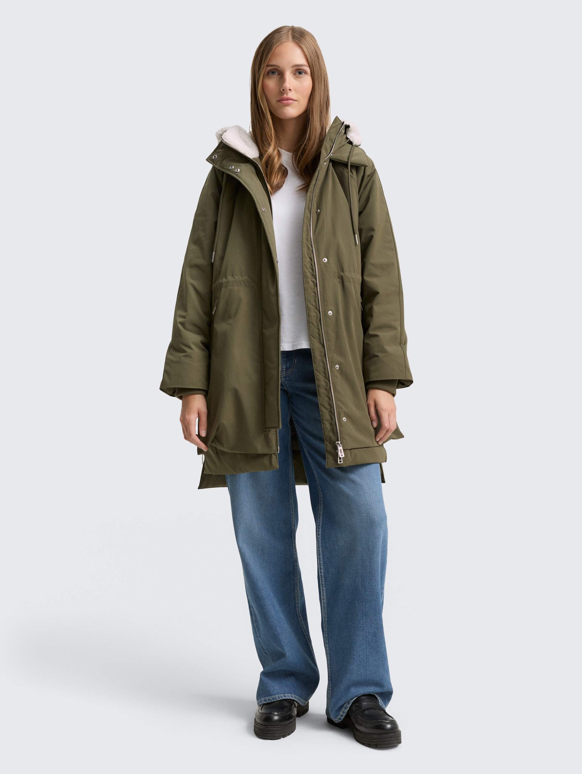 Winter Parka mit Kapuze - Grape Leaf Green - seitliche Model-Ansicht
