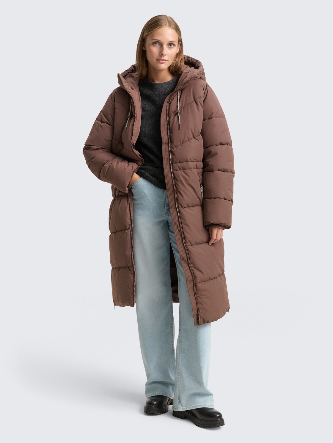 Puffer-Mantel mit Kapuze - soft chocolate brown - seitliche Model-Ansicht